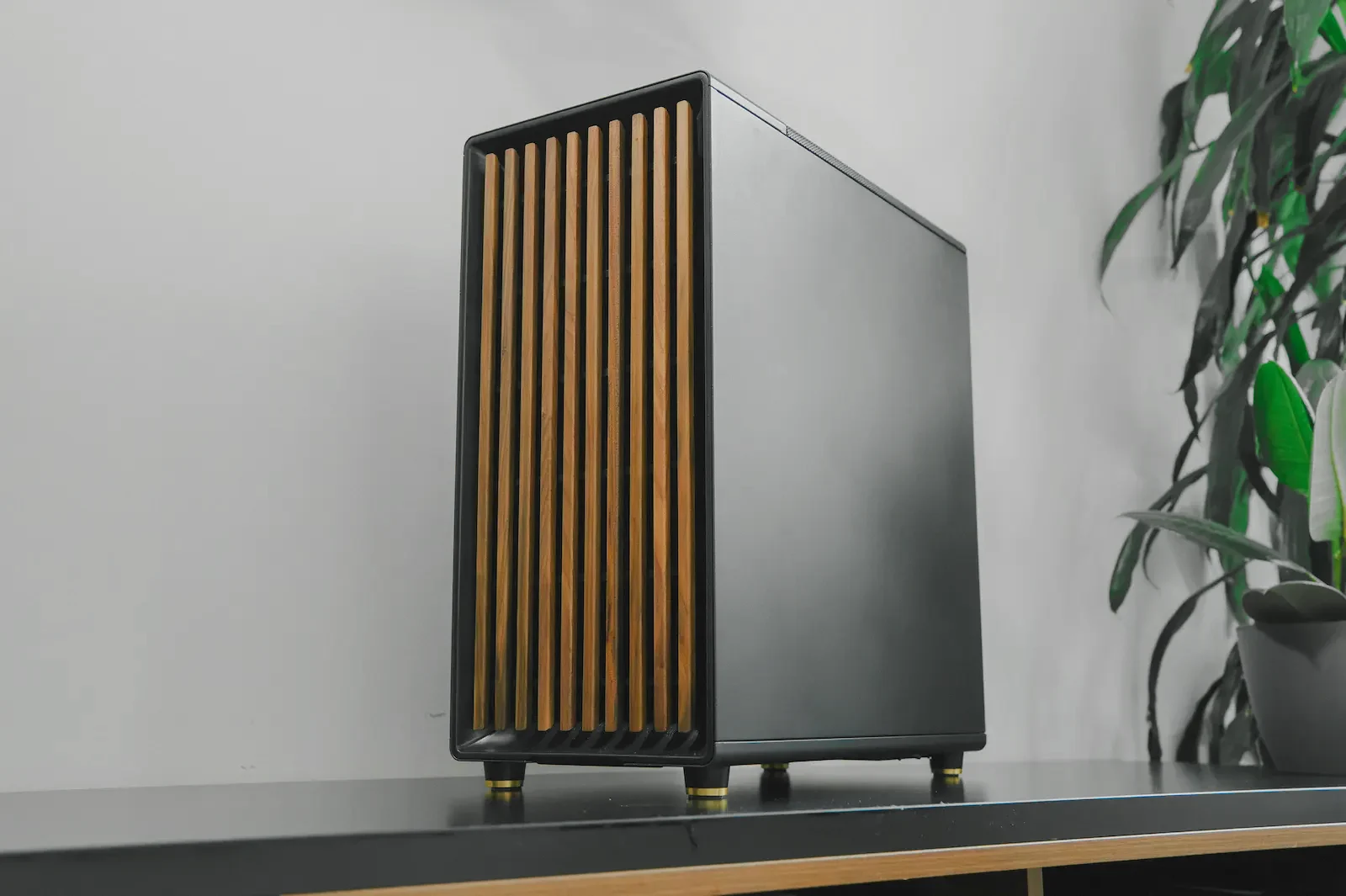 Helion Max KI-Server auf einem dunklen Sideboard im Büro