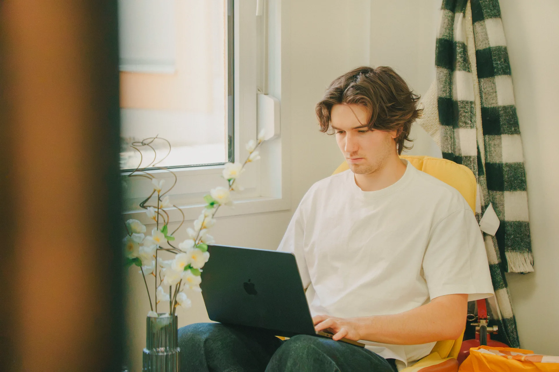 Mitarbeiter arbeitet konzentriert am Laptop im Büro