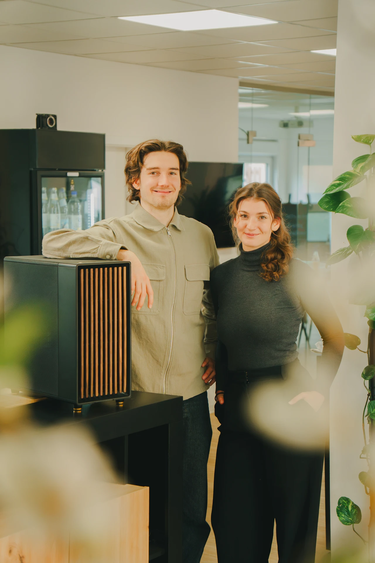 Zwei Personen aus dem Mindspace-Team neben einem Helion KI-Server im Büro
