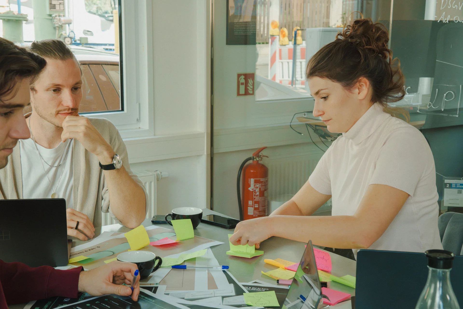Team sammelt im Workshop mit Klebezetteln Regeln für den Einsatz von KI