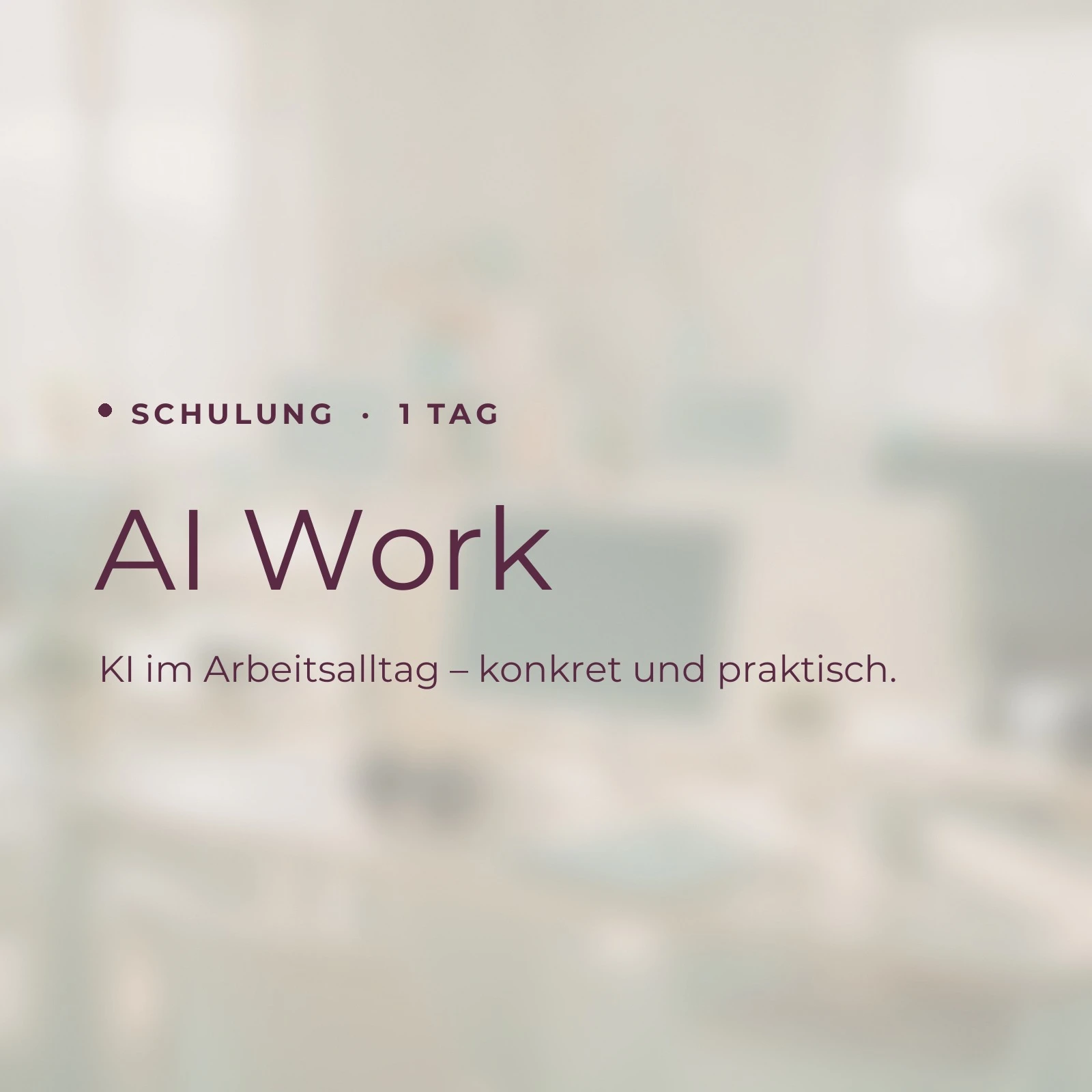 Drei lächelnde Kolleginnen und Kollegen mit verschränkten Armen.