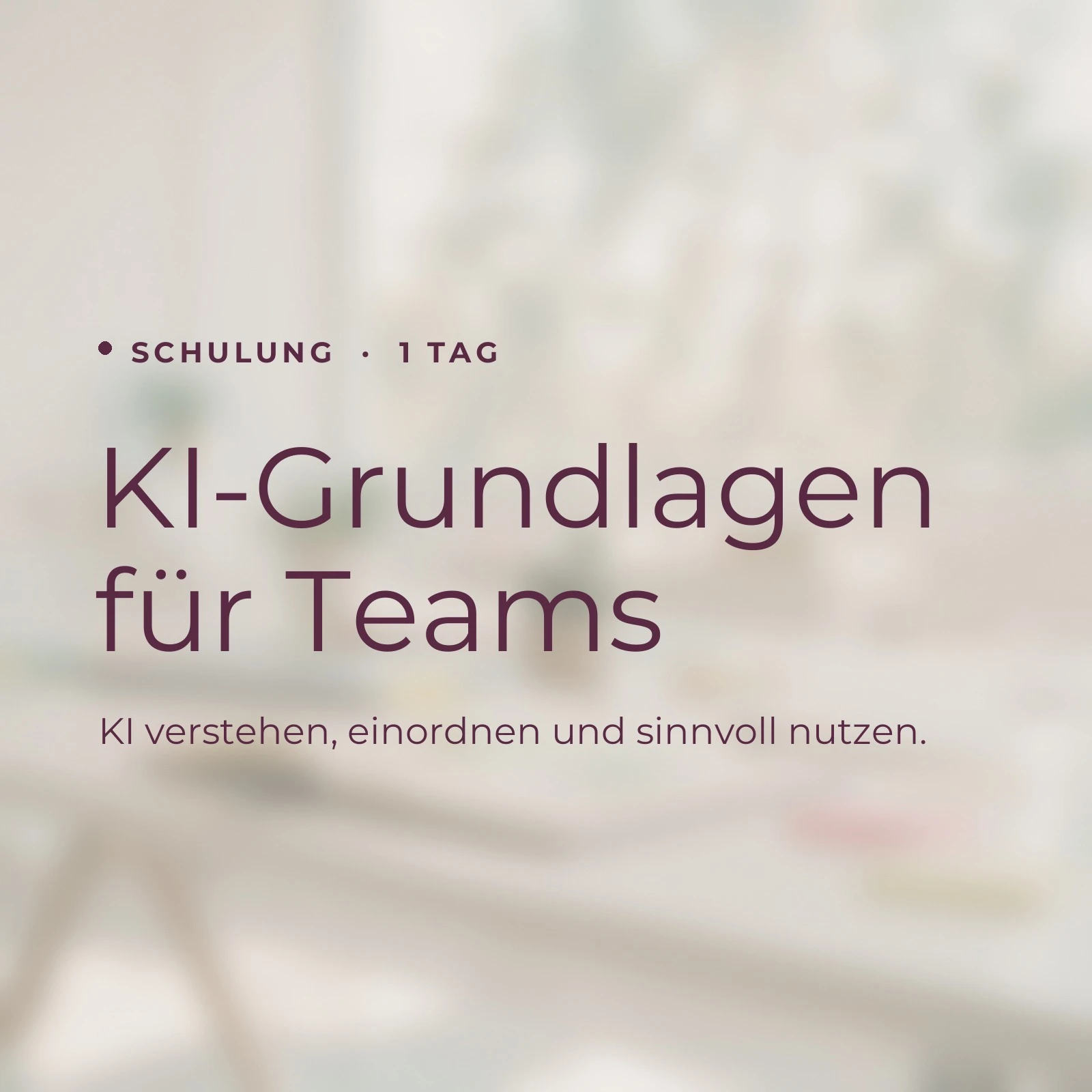 Trainerin erklärt einem Team vor einem Bildschirm die drei Säulen der KI-Einführung.