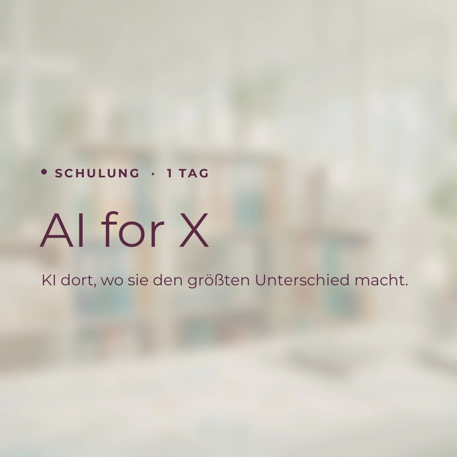 Lächelnde Frau telefoniert im Büro.