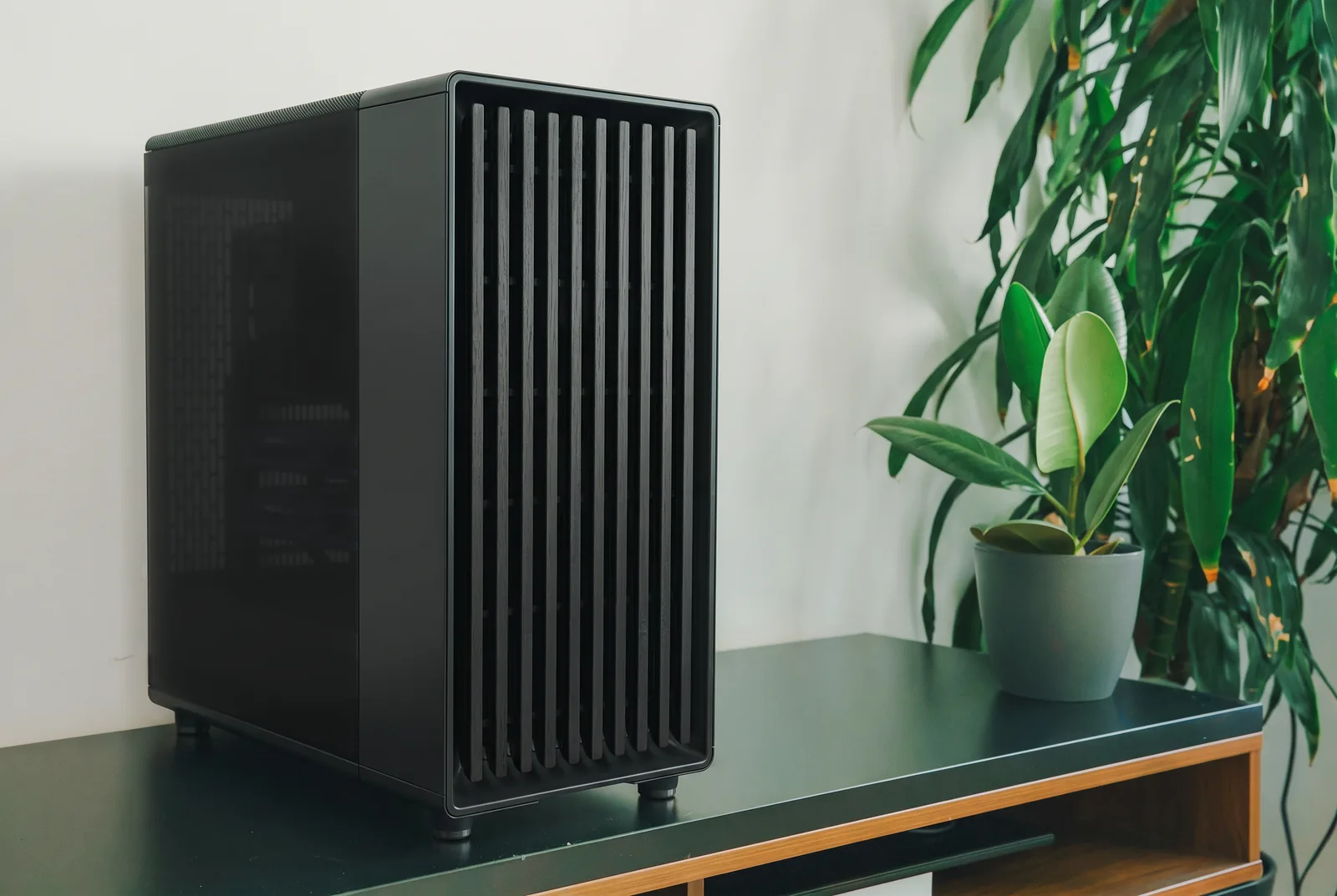 Helion Ultra KI-Server mit Glasseite auf einem Sideboard im Büro