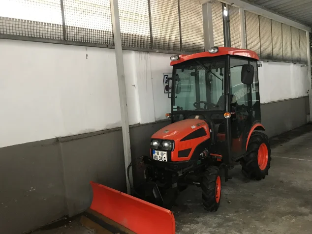 Winterdienst: Kommunaltraktor mit Räumschild von HMS SCHMIDT