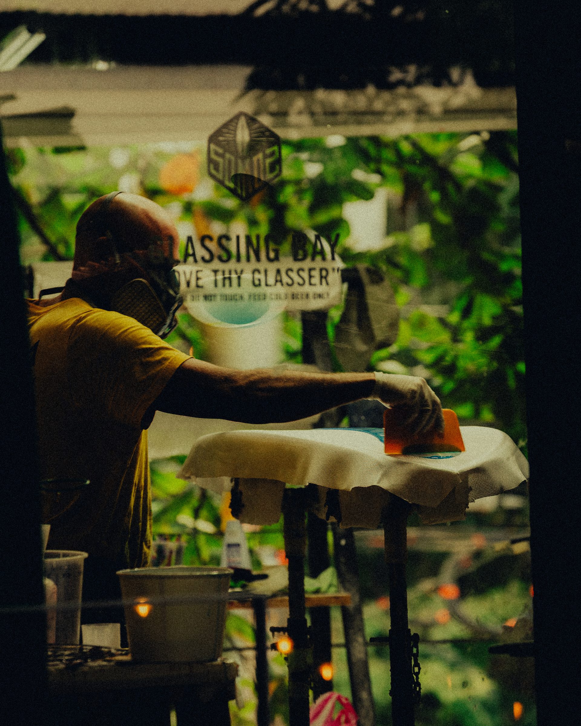 Santiago Pesce (Korna) in the glassing room at House of Somos