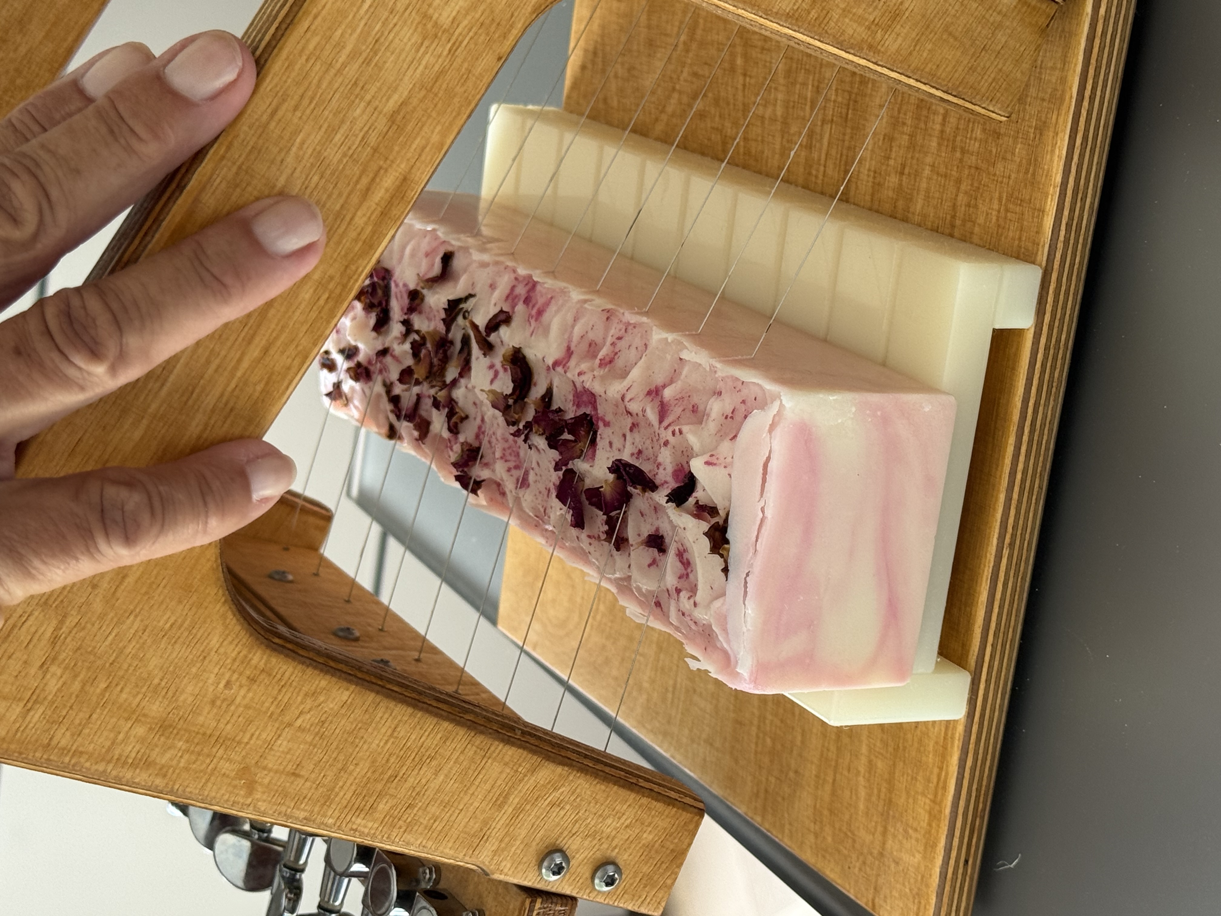 Erwachsene stellen im Workshop eigene Seifen her