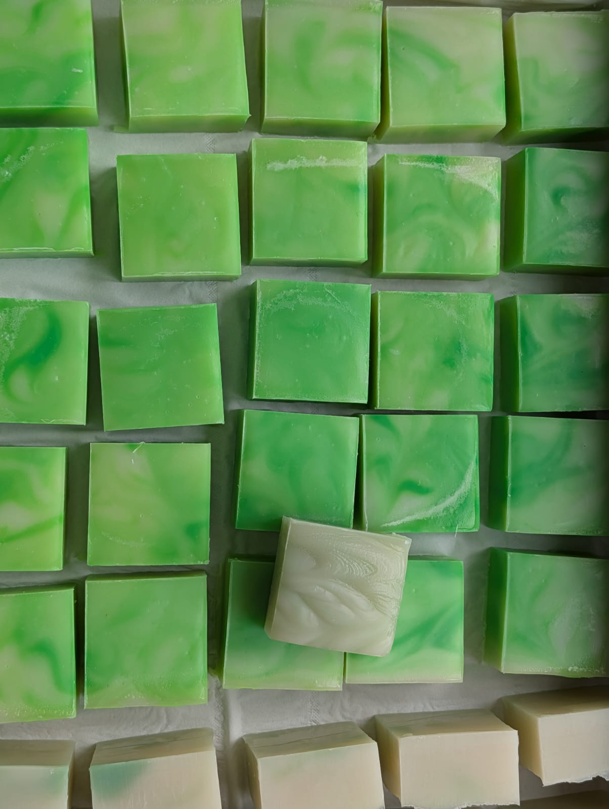 Handgeschnittene grüne Seifen als individuelle Kleinserie