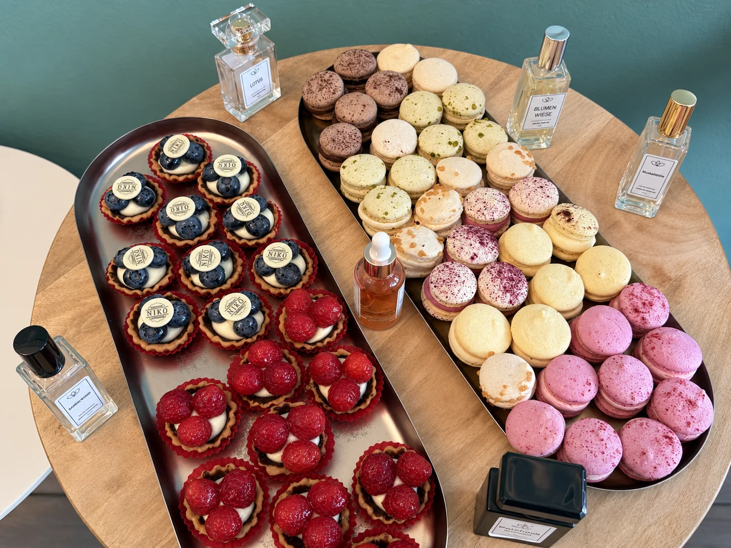 Flakons, Macarons und Beerentörtchen im Hamburger Atelier