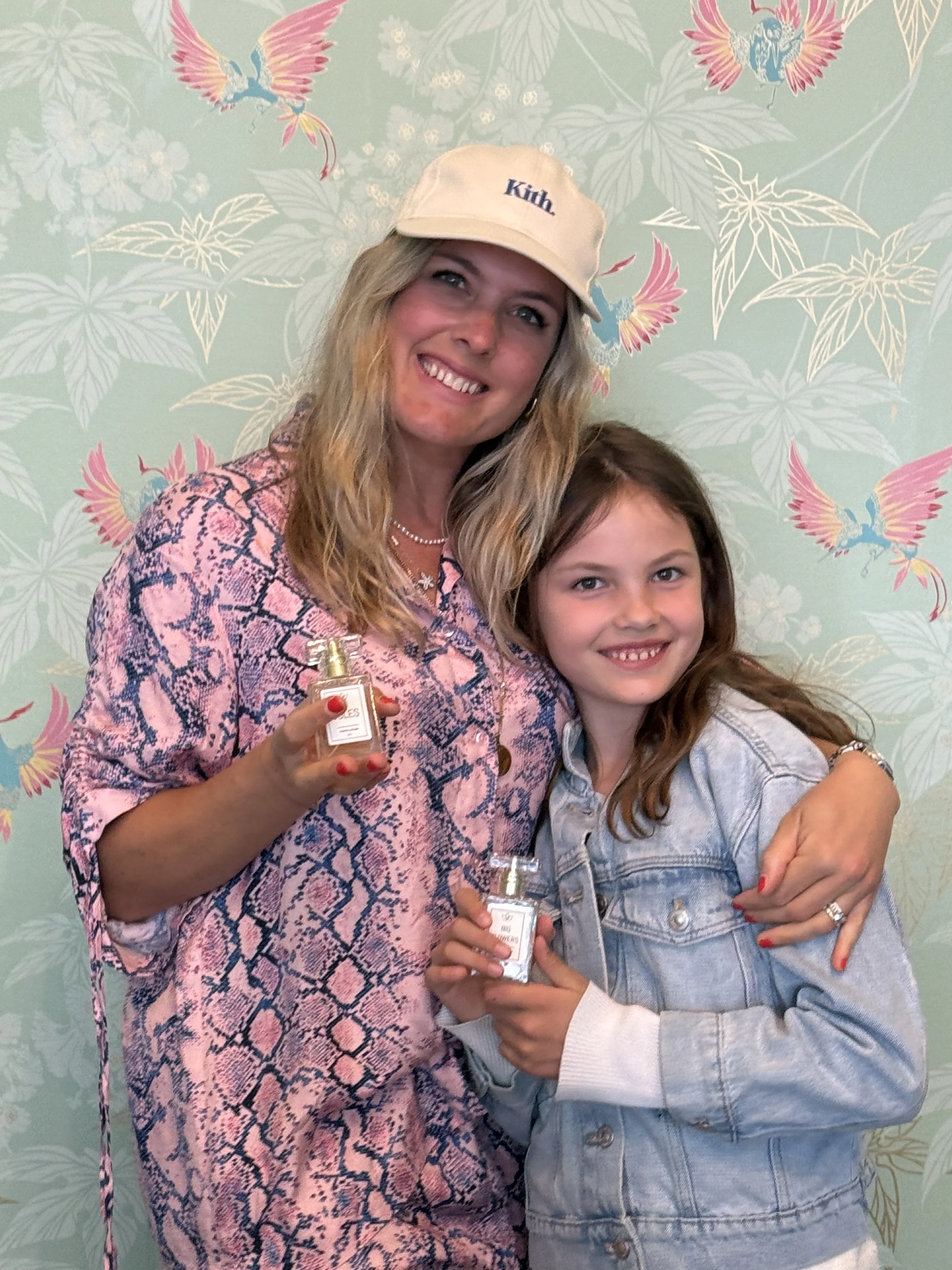 Mutter und Tochter freuen sich über ihre selbst kreierten Parfums