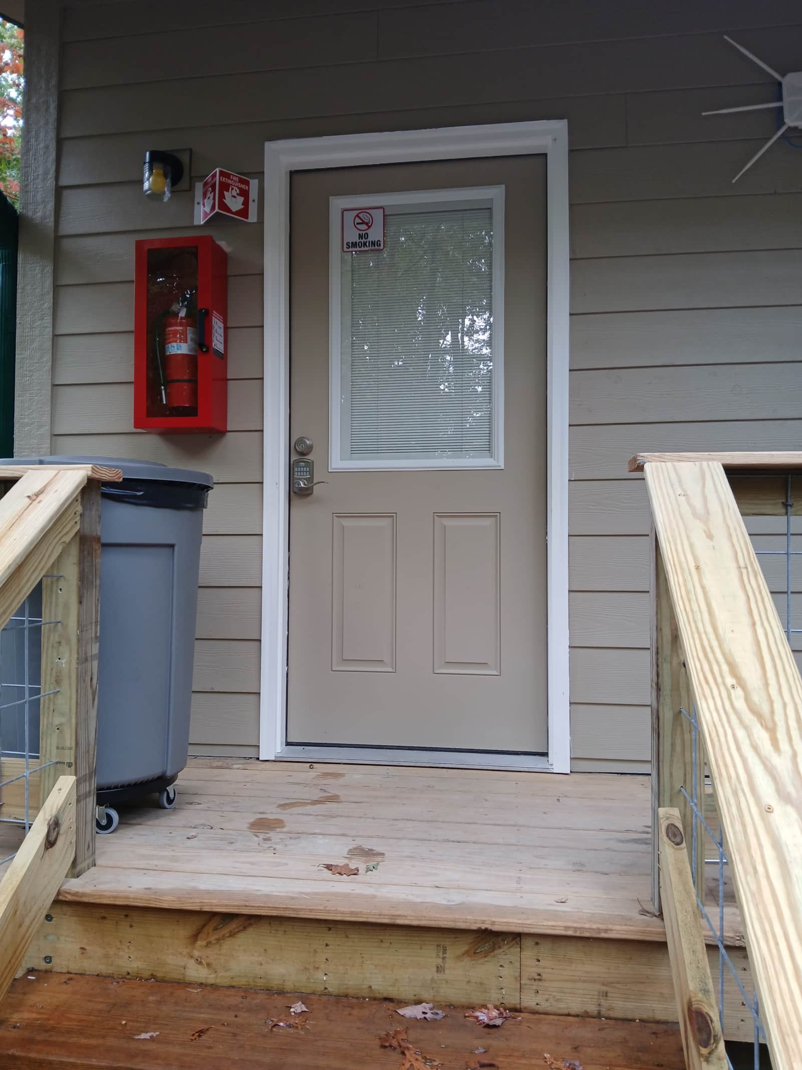 Vacation Rentals in Tennessee: The bathhouse entrance, a white door with a fire extinguisher cabinet beside it and a wooden ramp leading up.