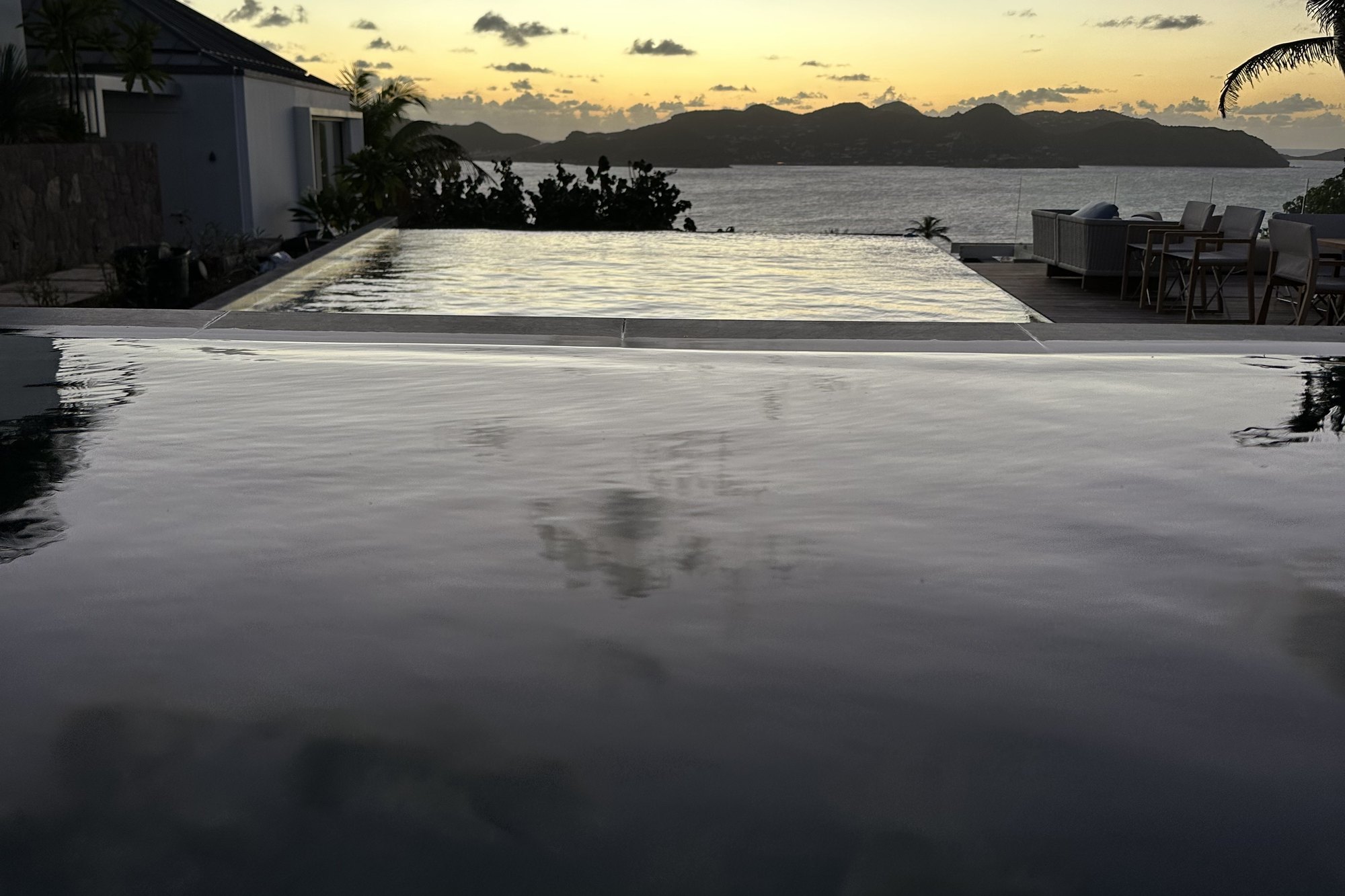 Villa AR — la piscine à débordement livrée