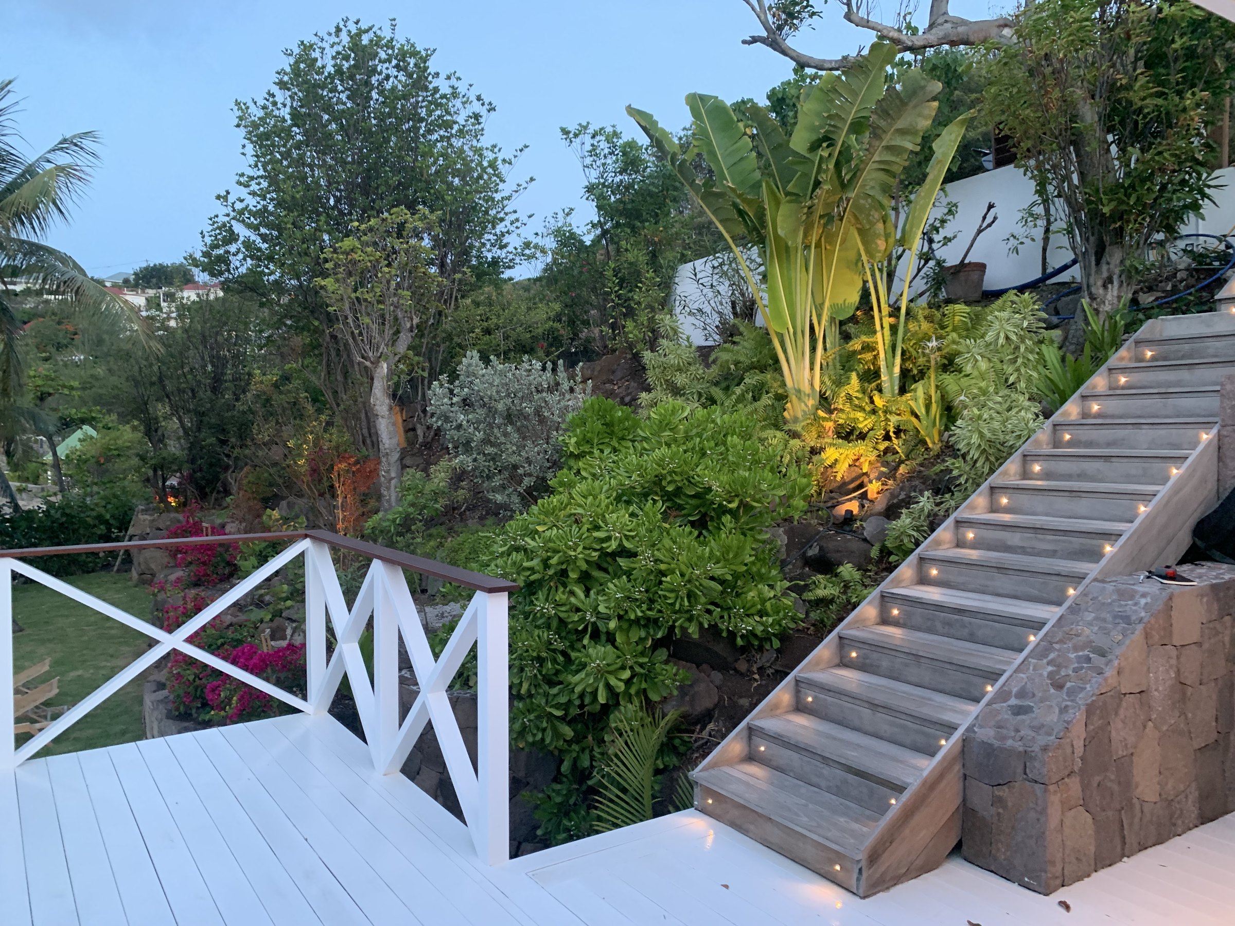 Bungalow LP — l’escalier du jardin, éclairé à la nuit tombante