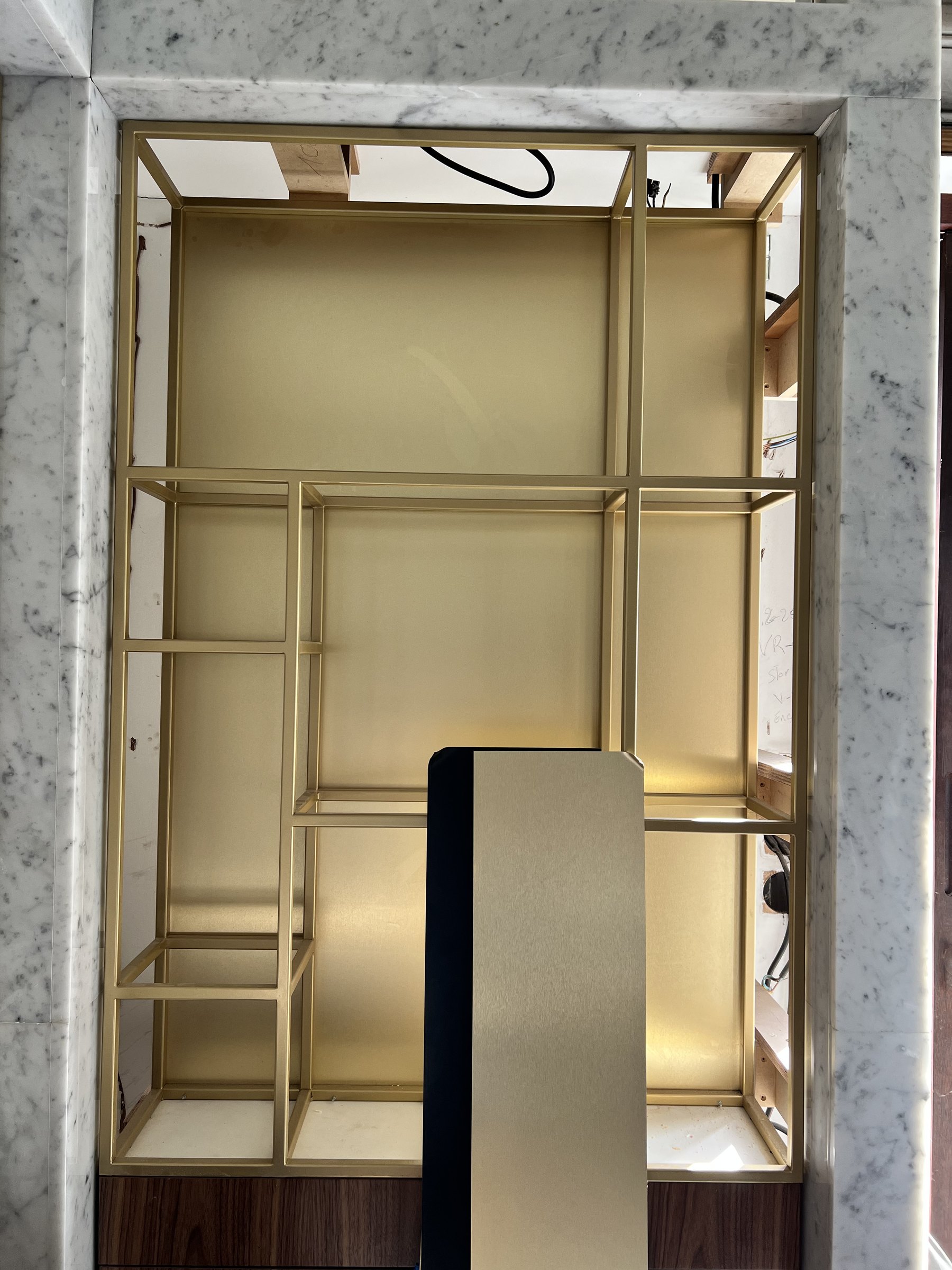 Boutique C — une niche en marbre et laiton