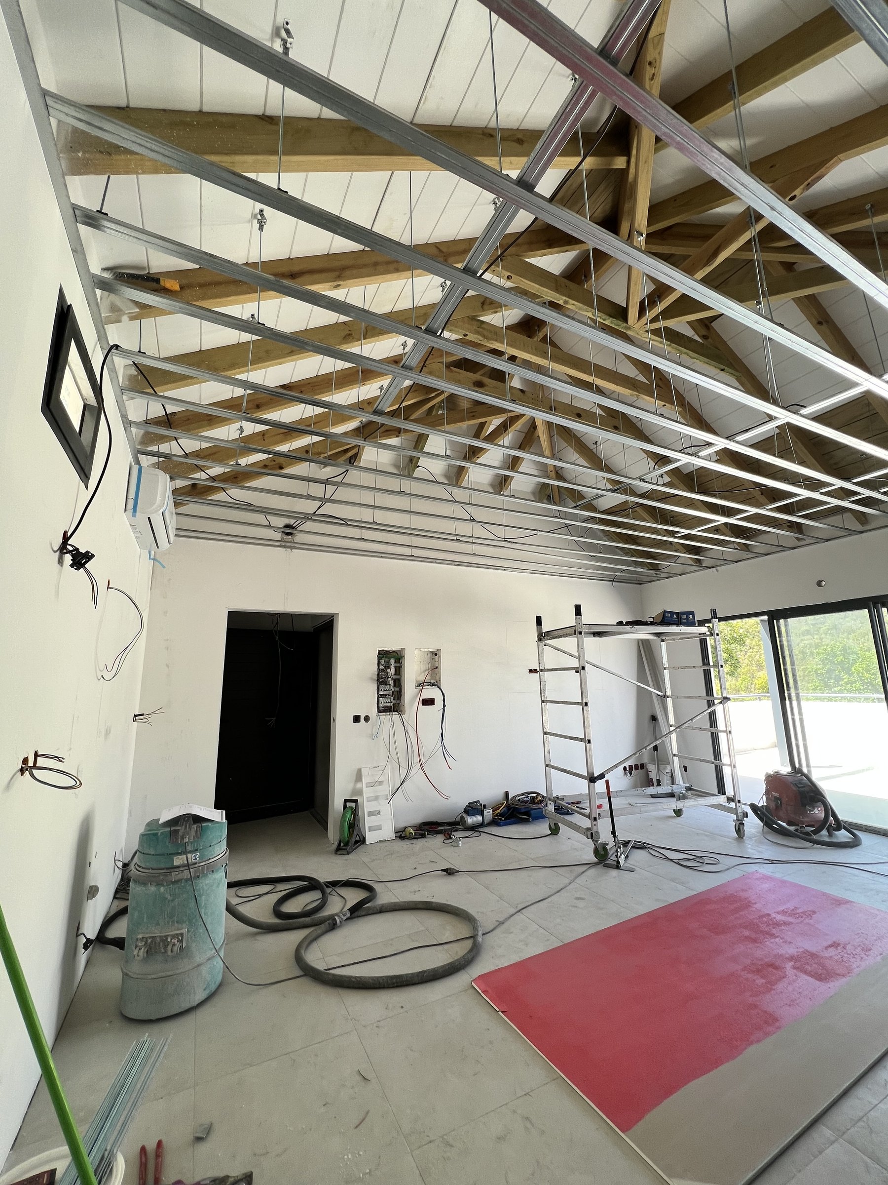 Résidence BO — les travaux intérieurs sous charpente