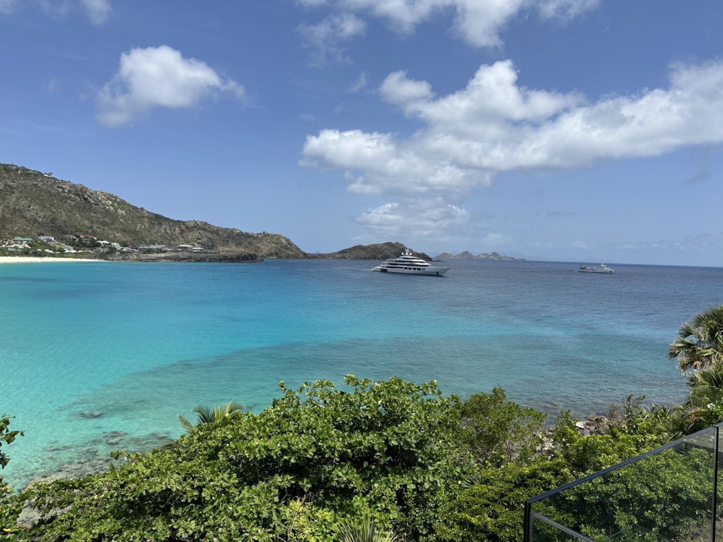 Baie turquoise de Saint-Barthélemy vue depuis les hauteurs, yacht au mouillage