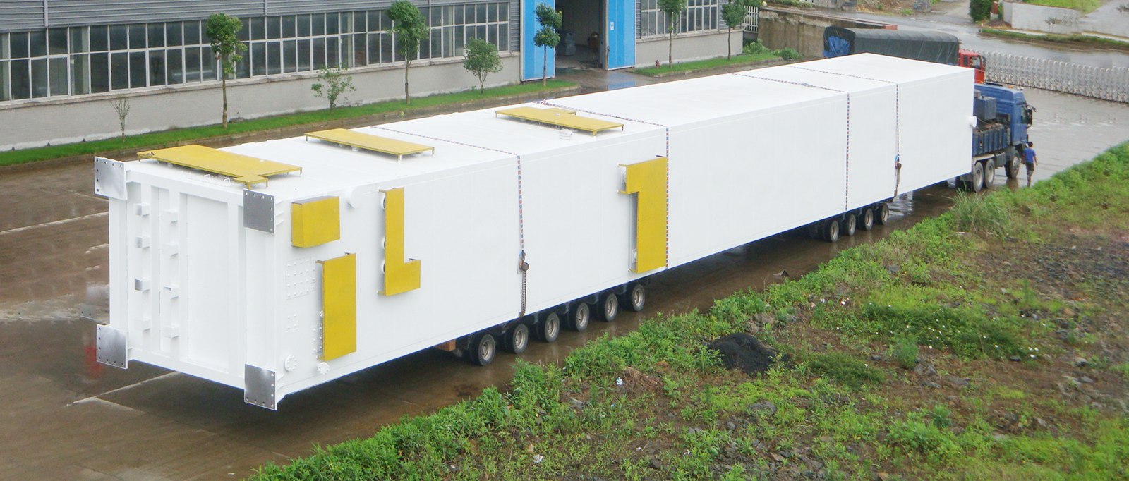 Packaged cold box secured on a multi-axle transport trailer