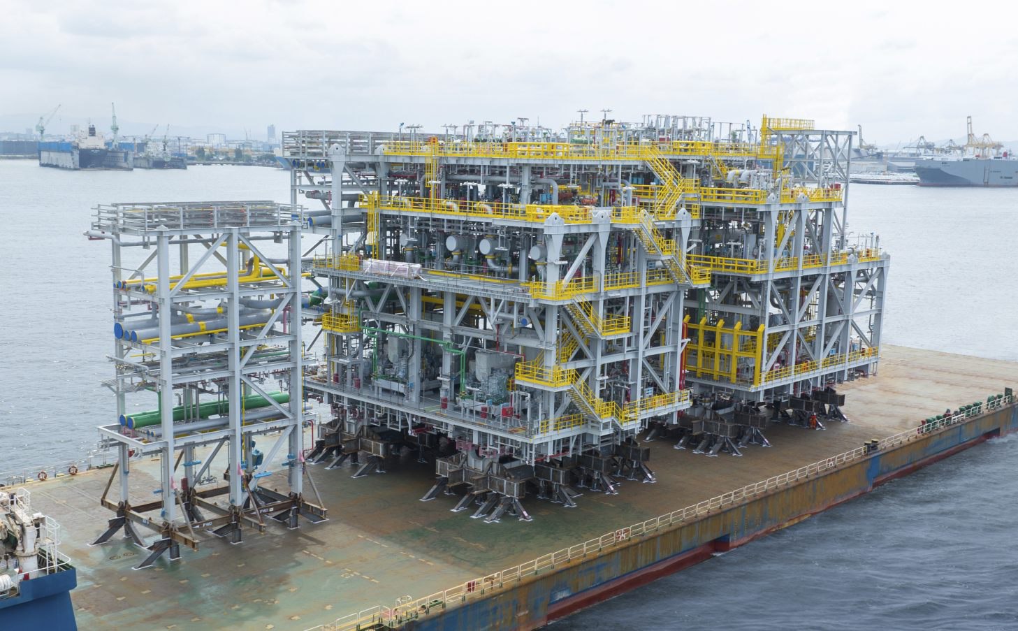 Large modular process plant loaded onto a shipping barge