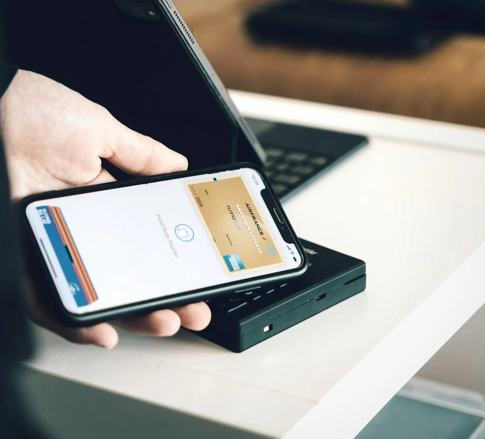 Shopper choosing a payment method in a Commerce Cloud checkout