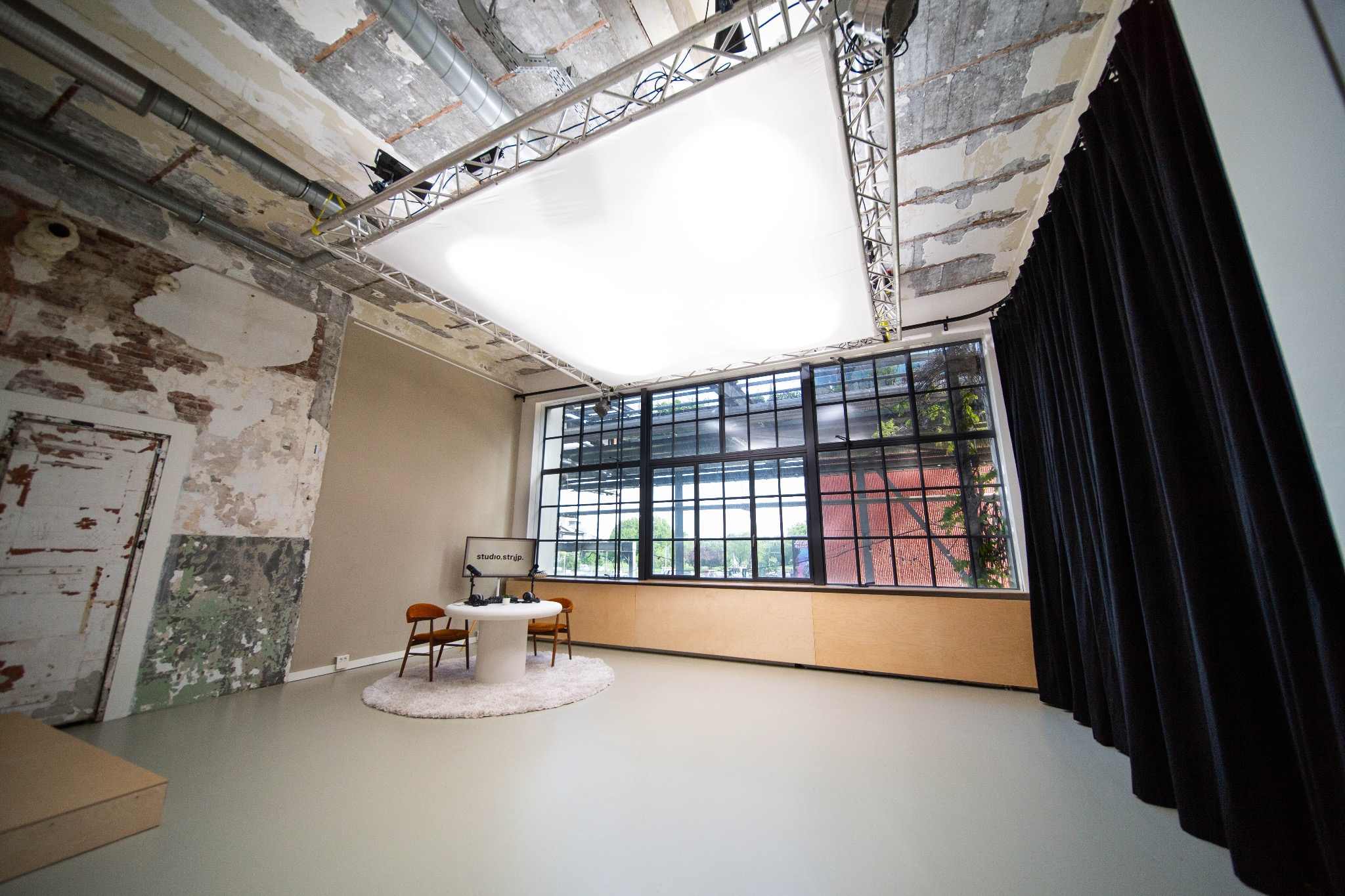 Studio.Strijp — daglicht, industriële ramen en een groot lichtvlak