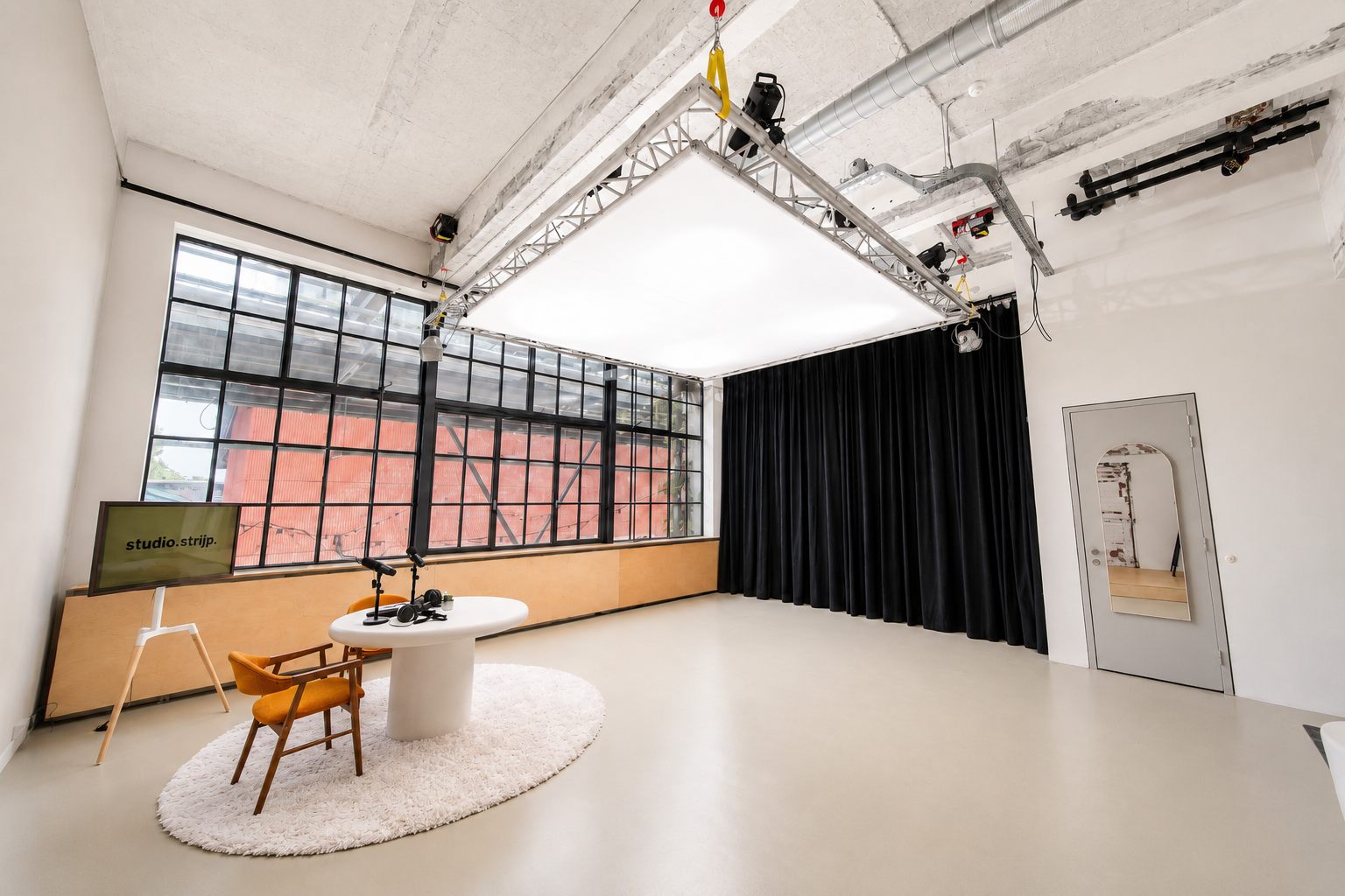 Studio.Strijp — lichte ruimte met grote ramen en een flexibele set