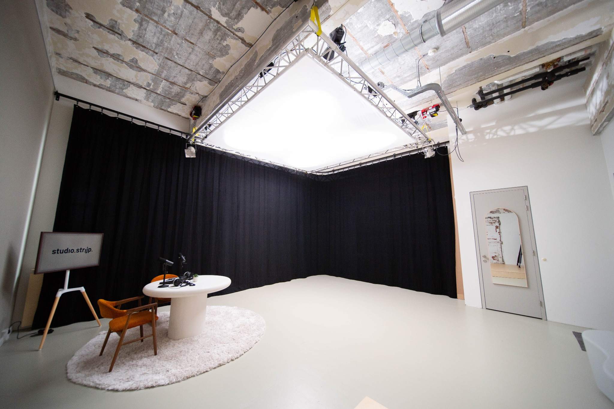 Studio.Strijp — zwarte gordijnen en een groot toplicht