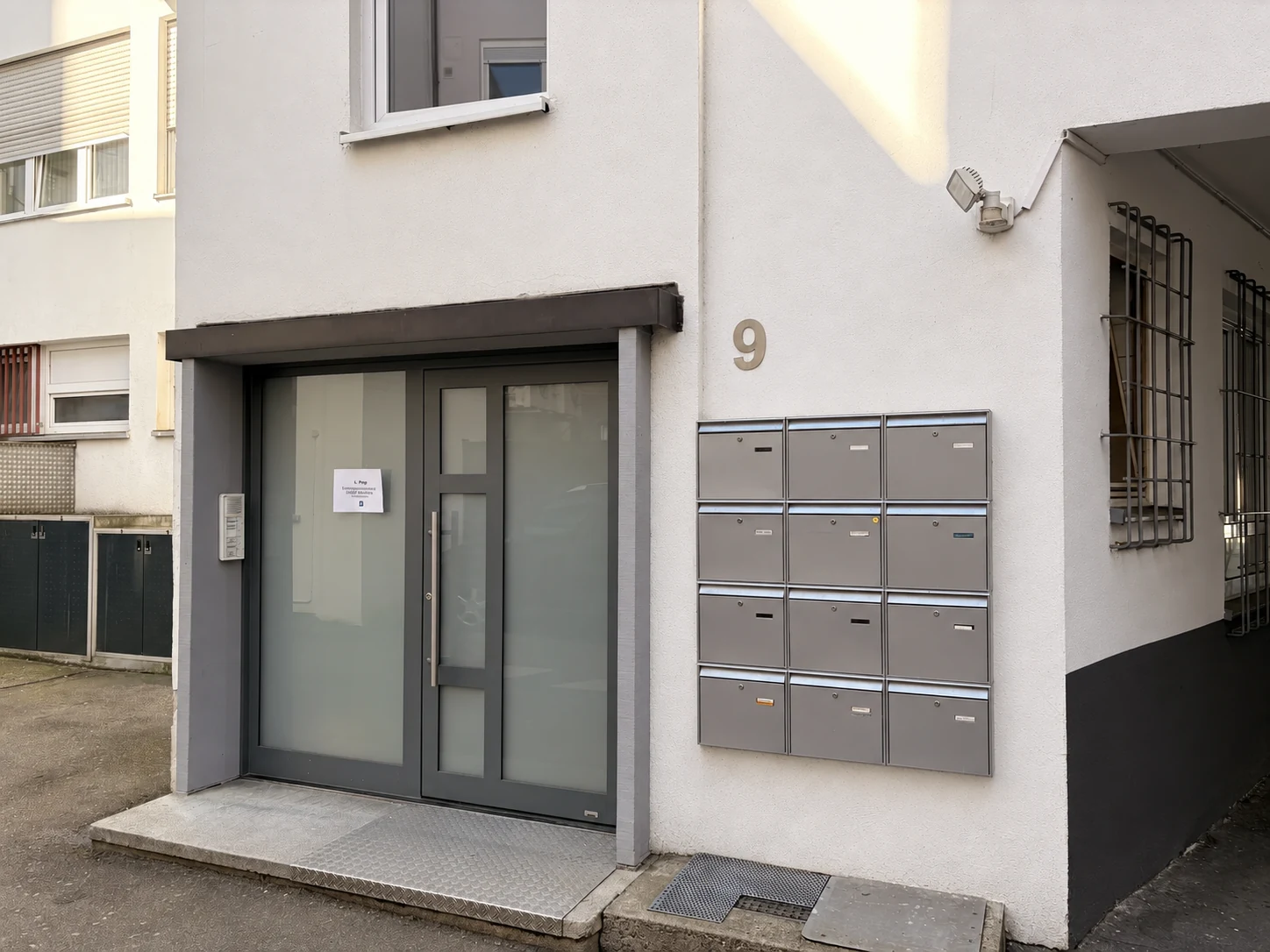 Eingang zur MPU-Beratung über die Durchgangspassage in Göppingen