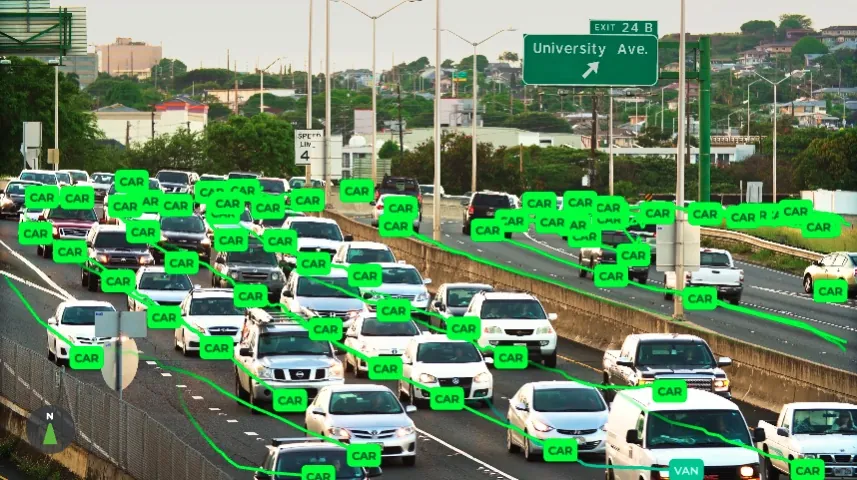 Vista de cámara CCTV de autopista existente con cada vehículo detectado y rastreado