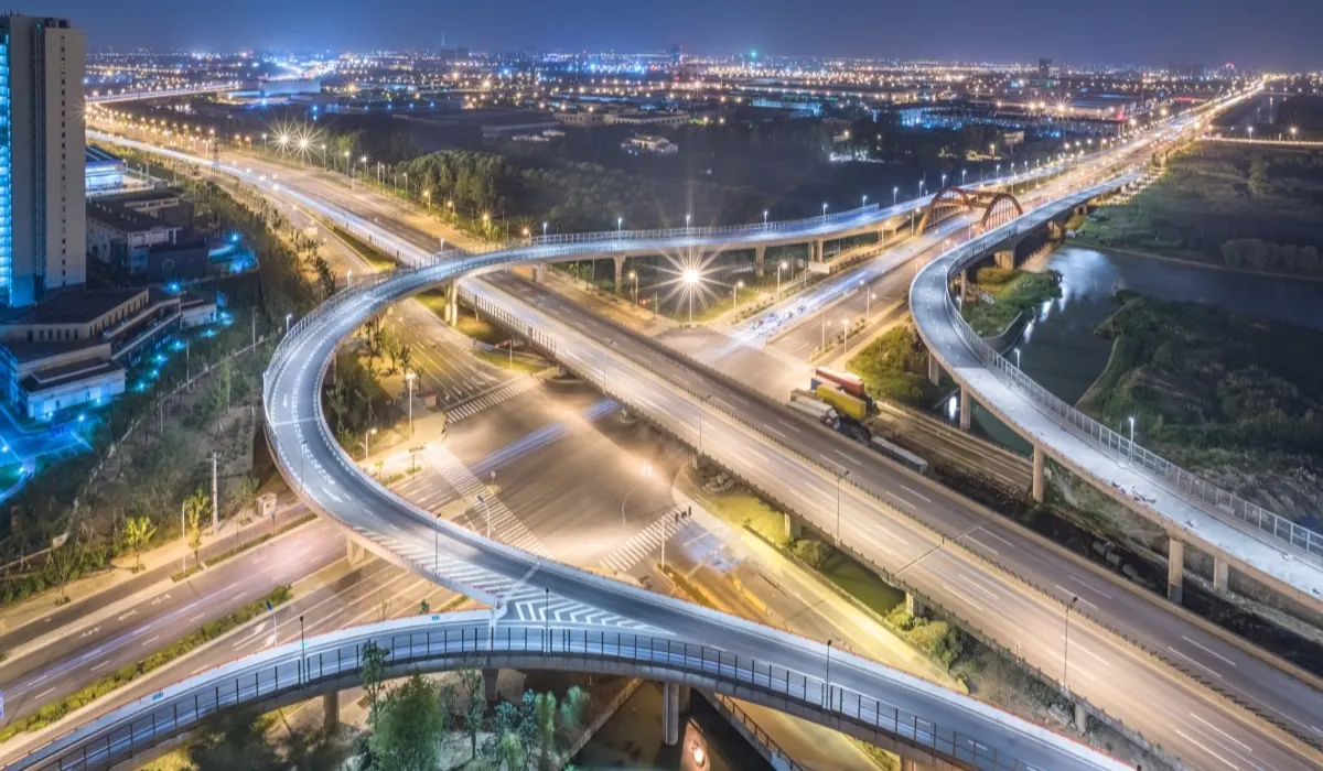Intercambiador de autopista y pasos elevados iluminados de noche