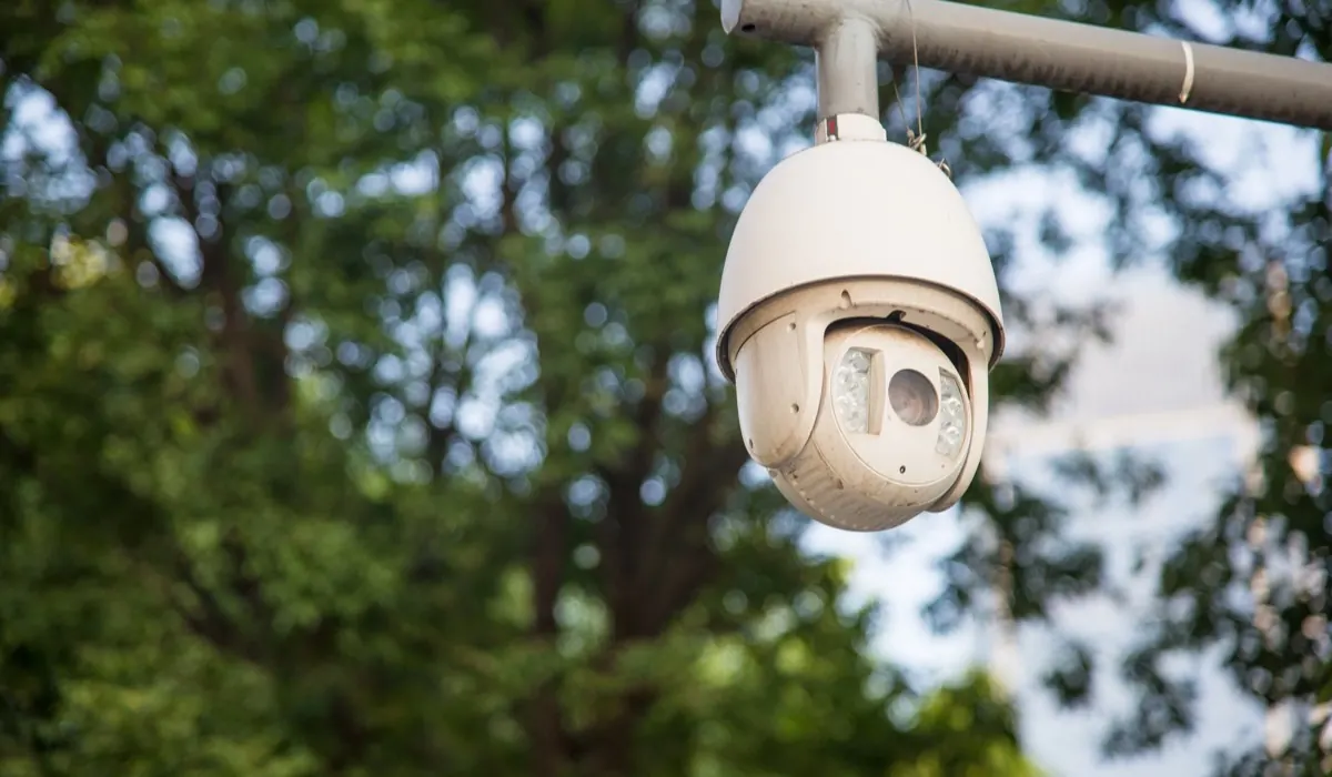Cámara de tráfico PTZ montada en un poste de calle