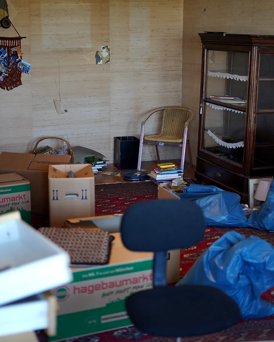 Wohnzimmer mit Umzugskartons und Säcken bei einer Wohnungsauflösung