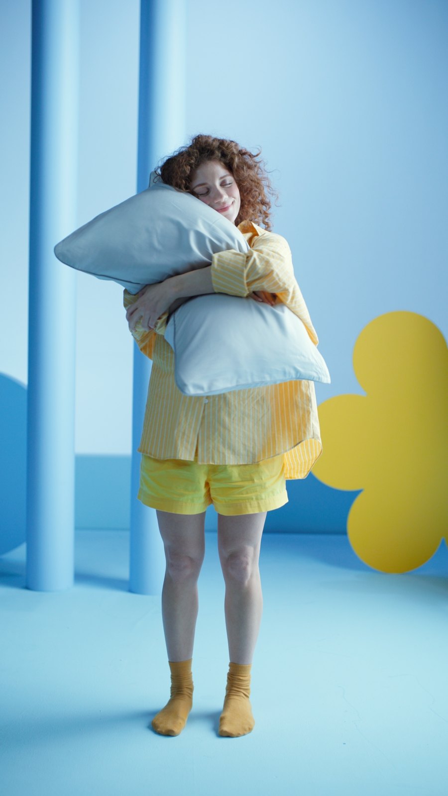 Cloudpillo — model met kussens in de kleurrijke studioset