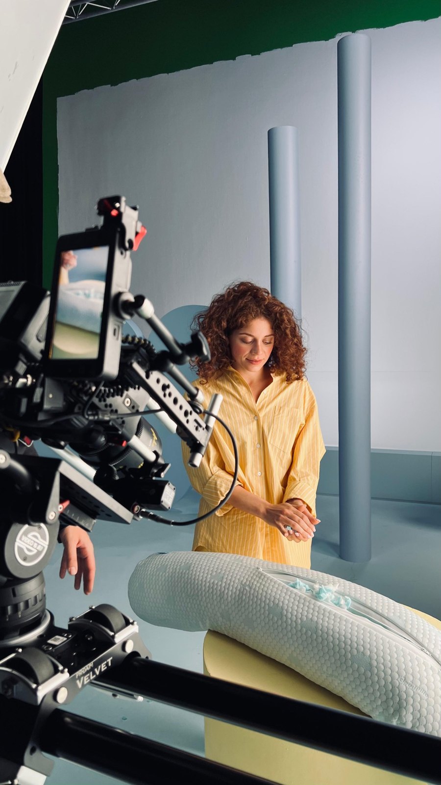 Cloudpillo BTS — model en camera in de set