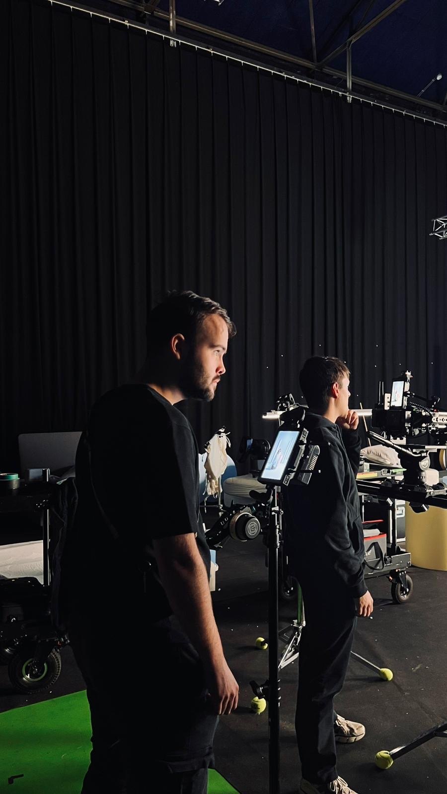 Cloudpillo BTS — cameraman naast de camera