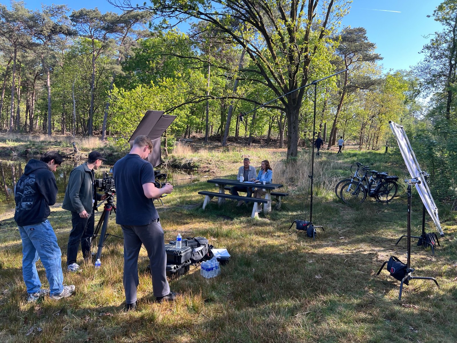 Toyota BTS — crew en belichting tijdens het interview in het bos