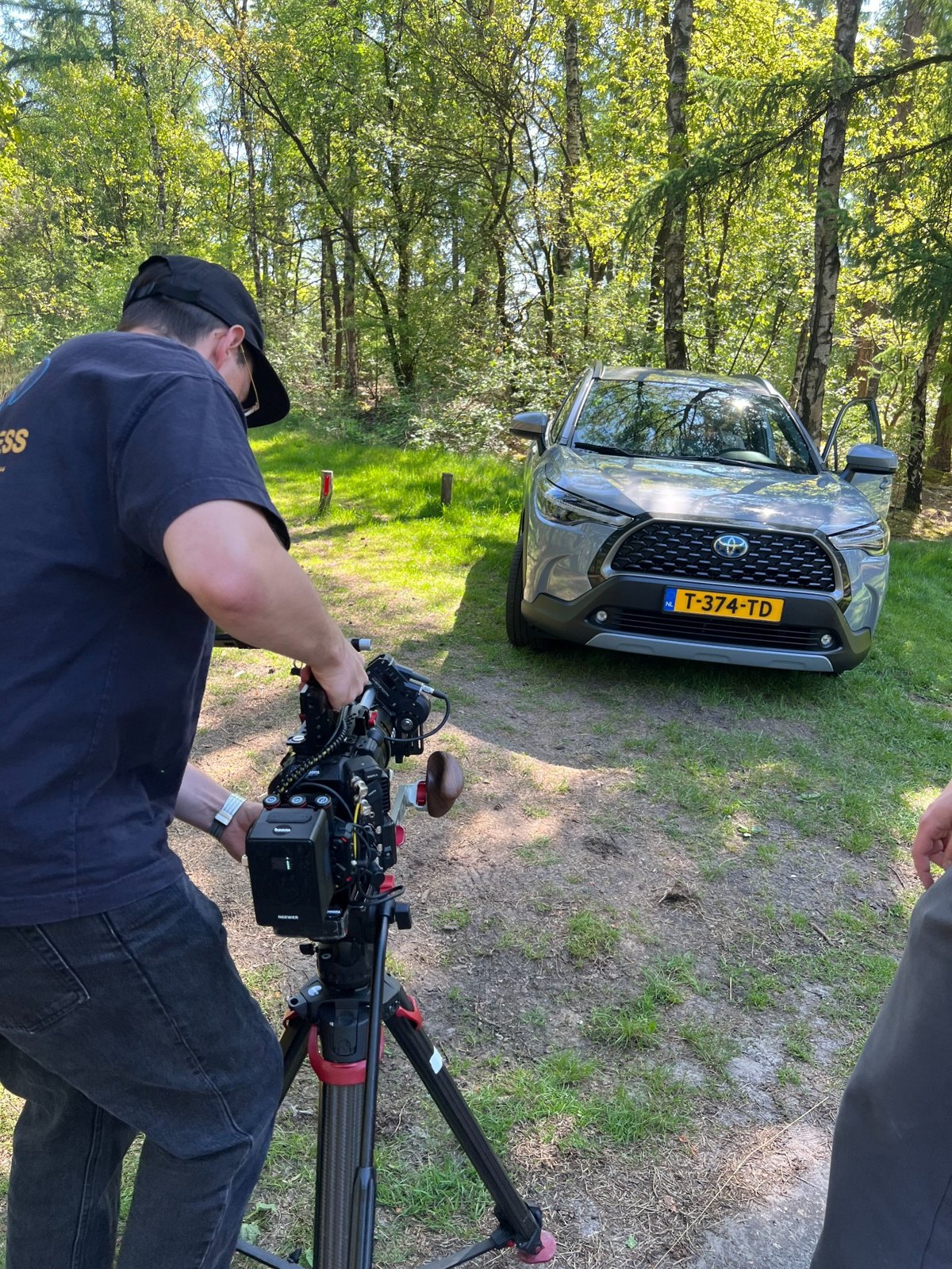 Toyota BTS — cameraman filmt de Corolla Cross op locatie