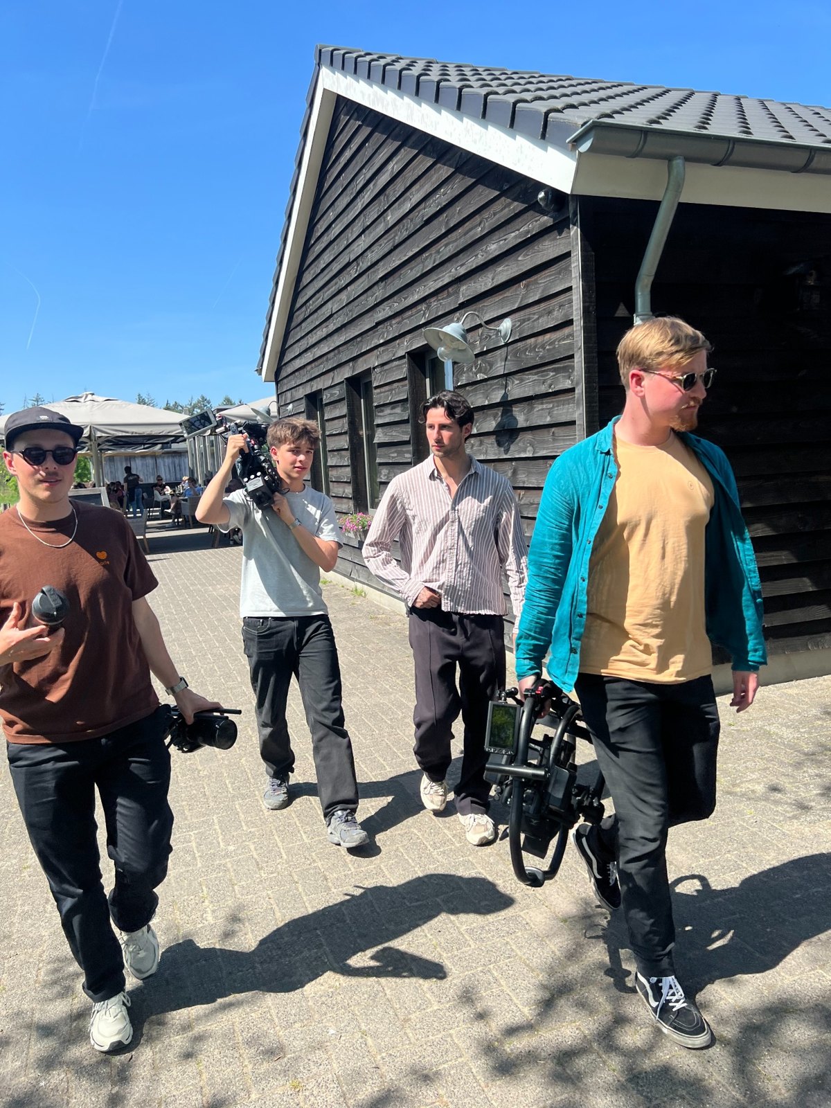 Toyota BTS — voorbereiding met camera en cast bij de woning