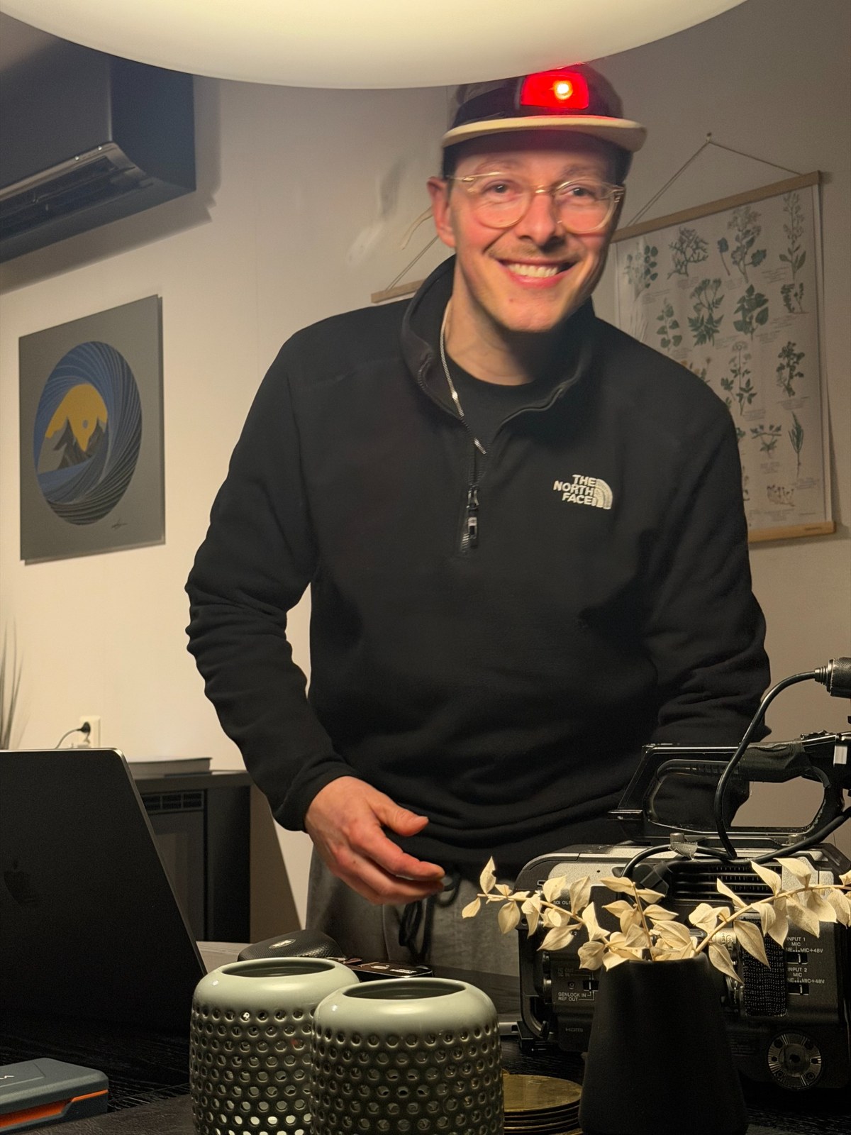 Lofoten BTS — filmmaker met hoofdlamp bij de apparatuur