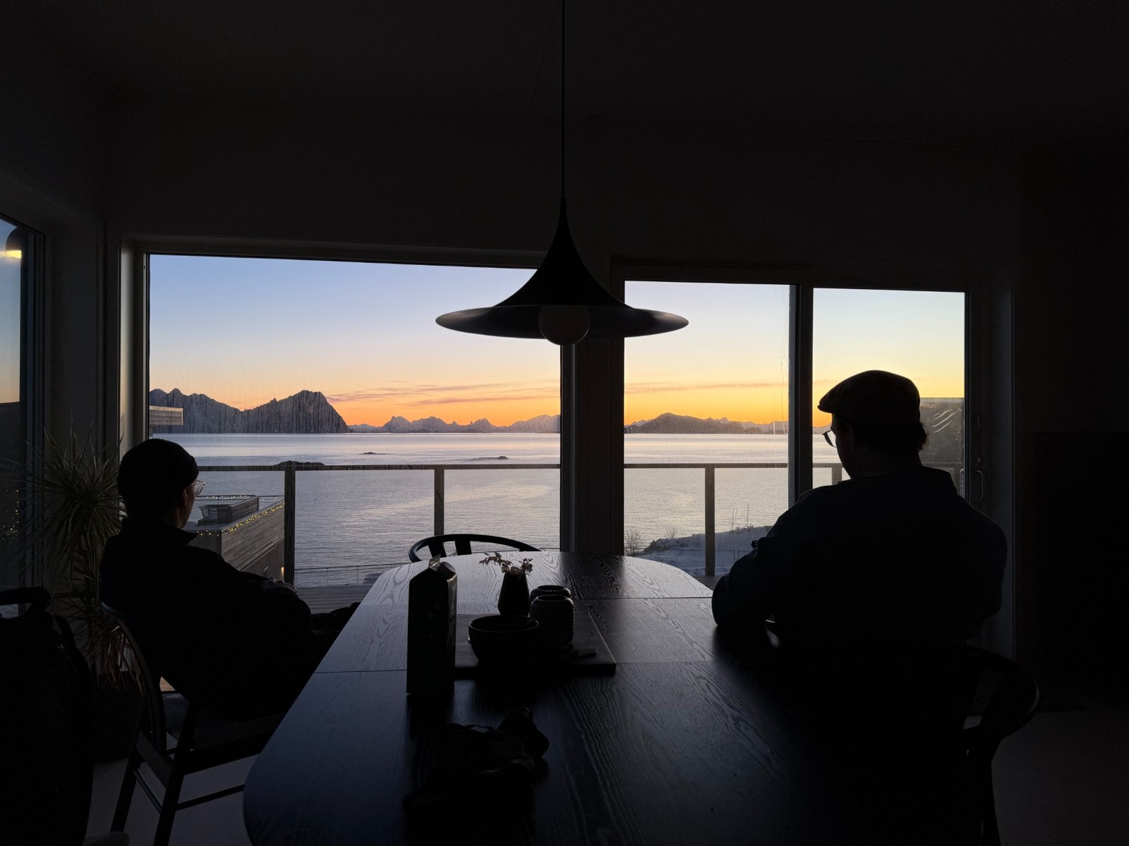 Lofoten BTS — samen binnen met uitzicht op de bergen