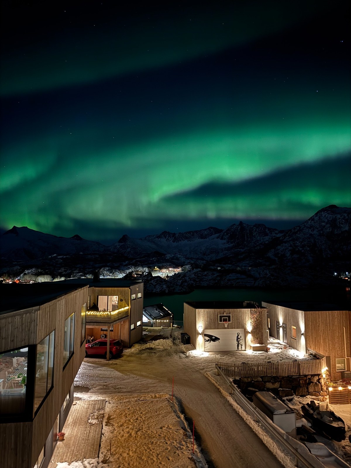 Lofoten BTS — noorderlicht boven het verblijf in de sneeuw