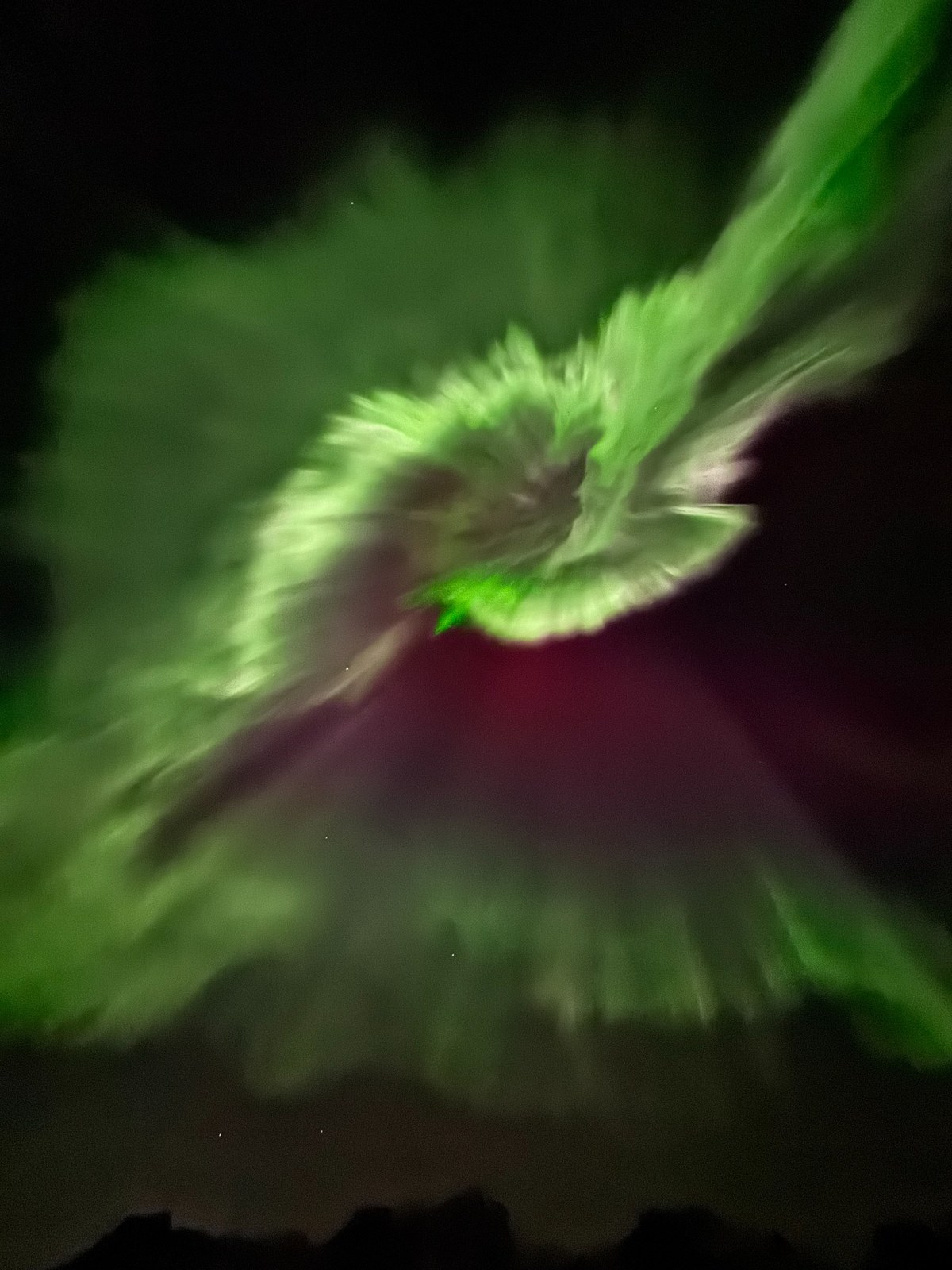 Lofoten BTS — groen noorderlicht boven de bergen