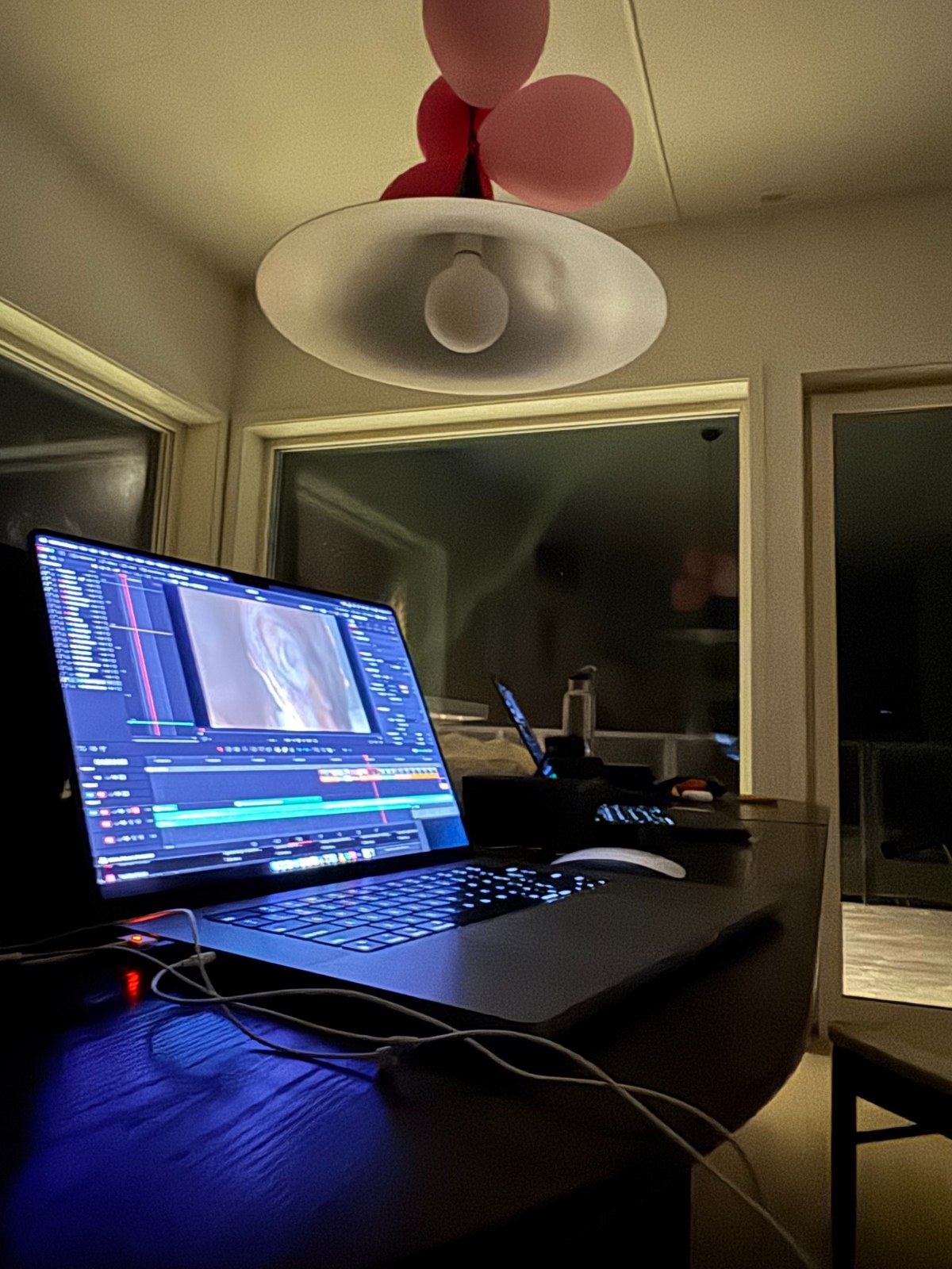 Lofoten BTS — de film monteren op een laptop tijdens de reis