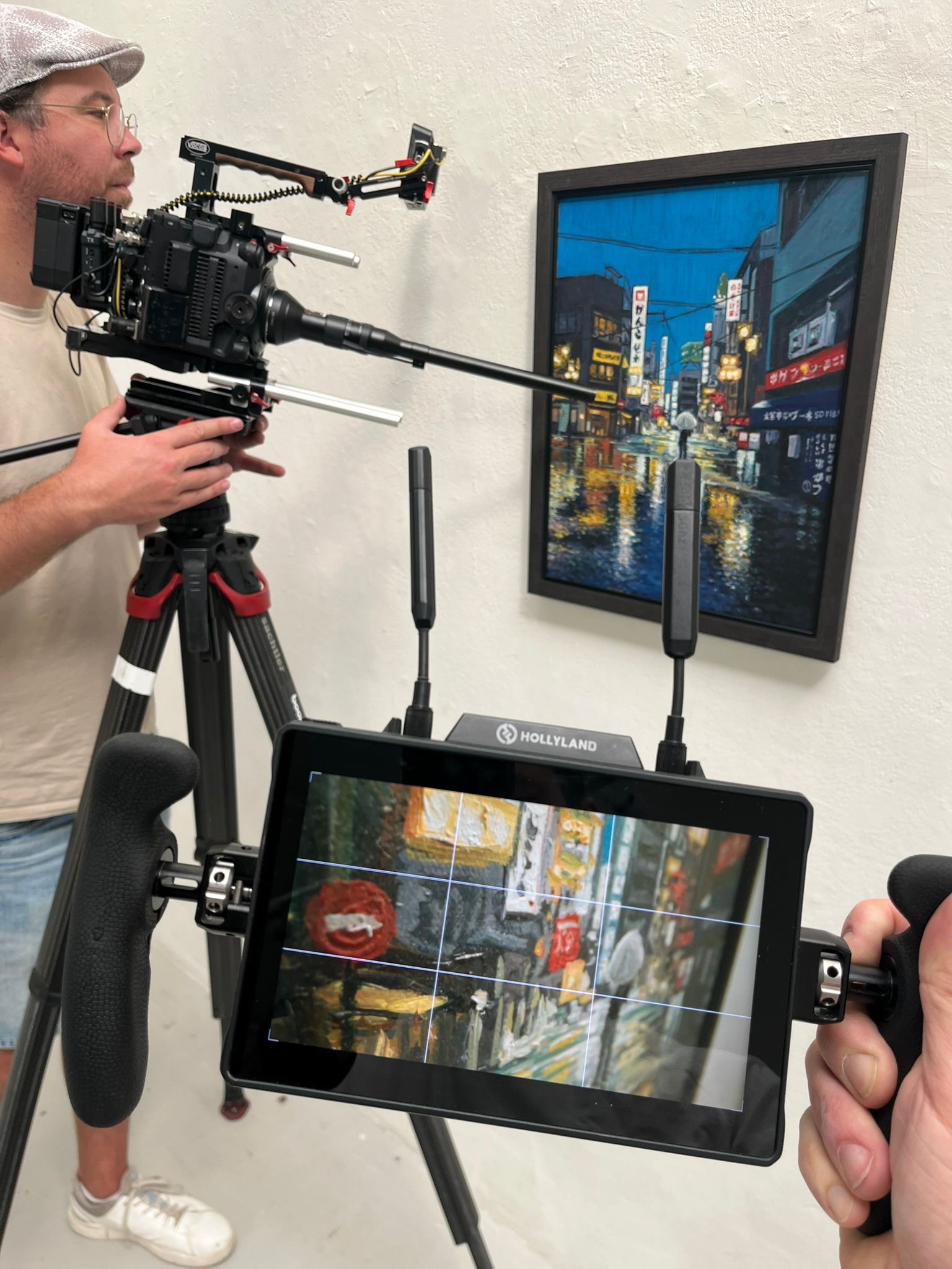 Behind the scenes — cameraman filmt Wijnands schilderij van een Japanse straat