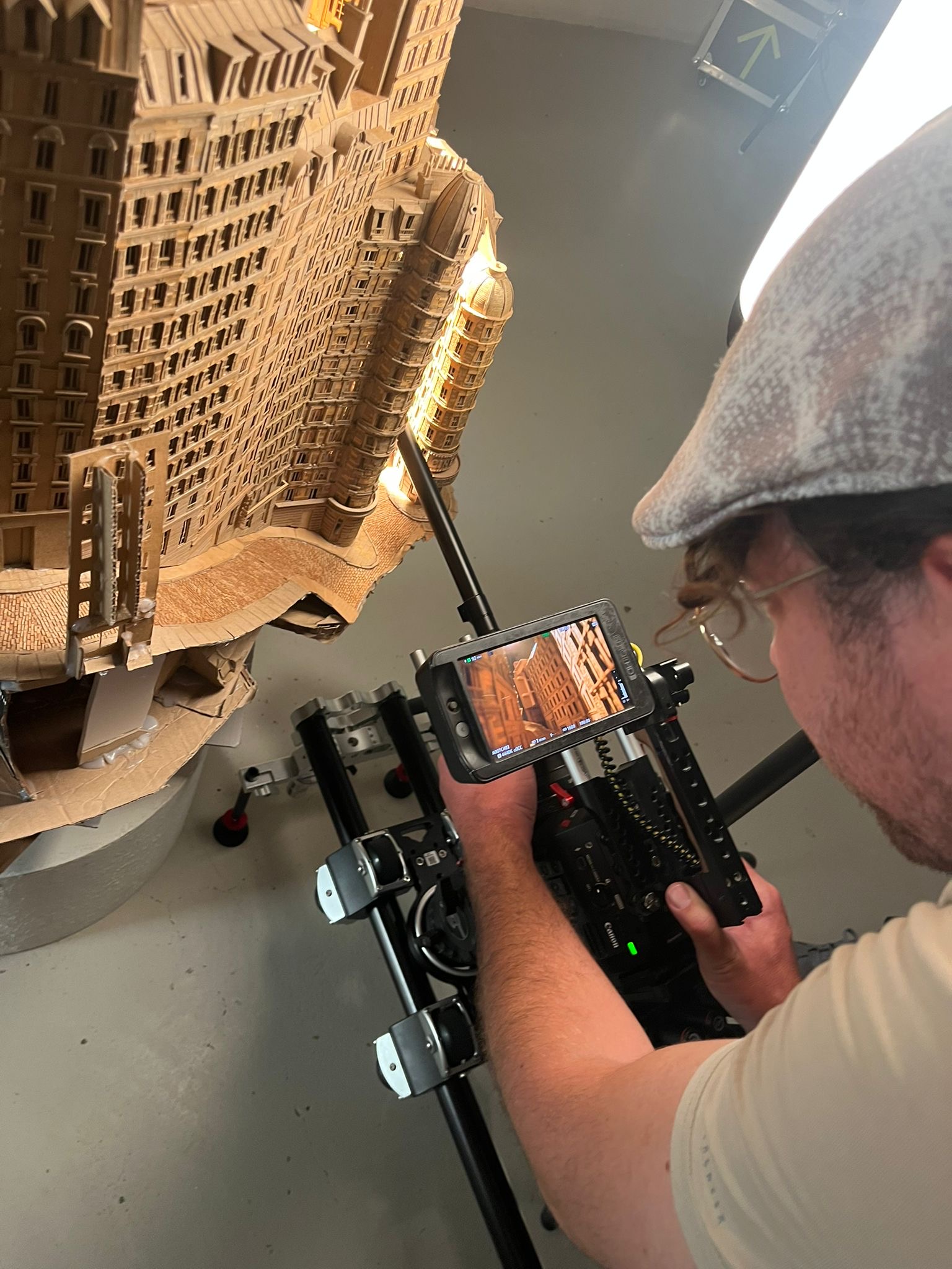 Behind the scenes — cameraman filmt de kartonnen stad van Wijnand Driessen