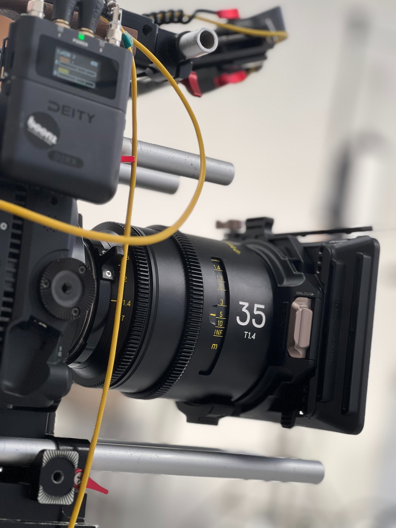 Behind the scenes — camera en 35mm-objectief op de set van Wijnands portretfilm