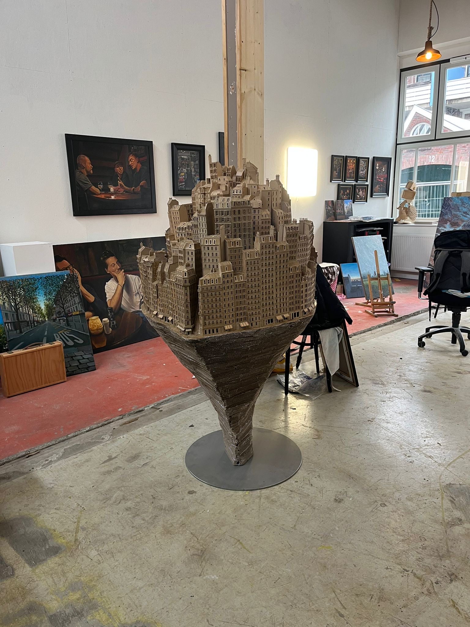 Behind the scenes — schilderijen, kartonnen stad en lichtopstelling in de Kruisruimte