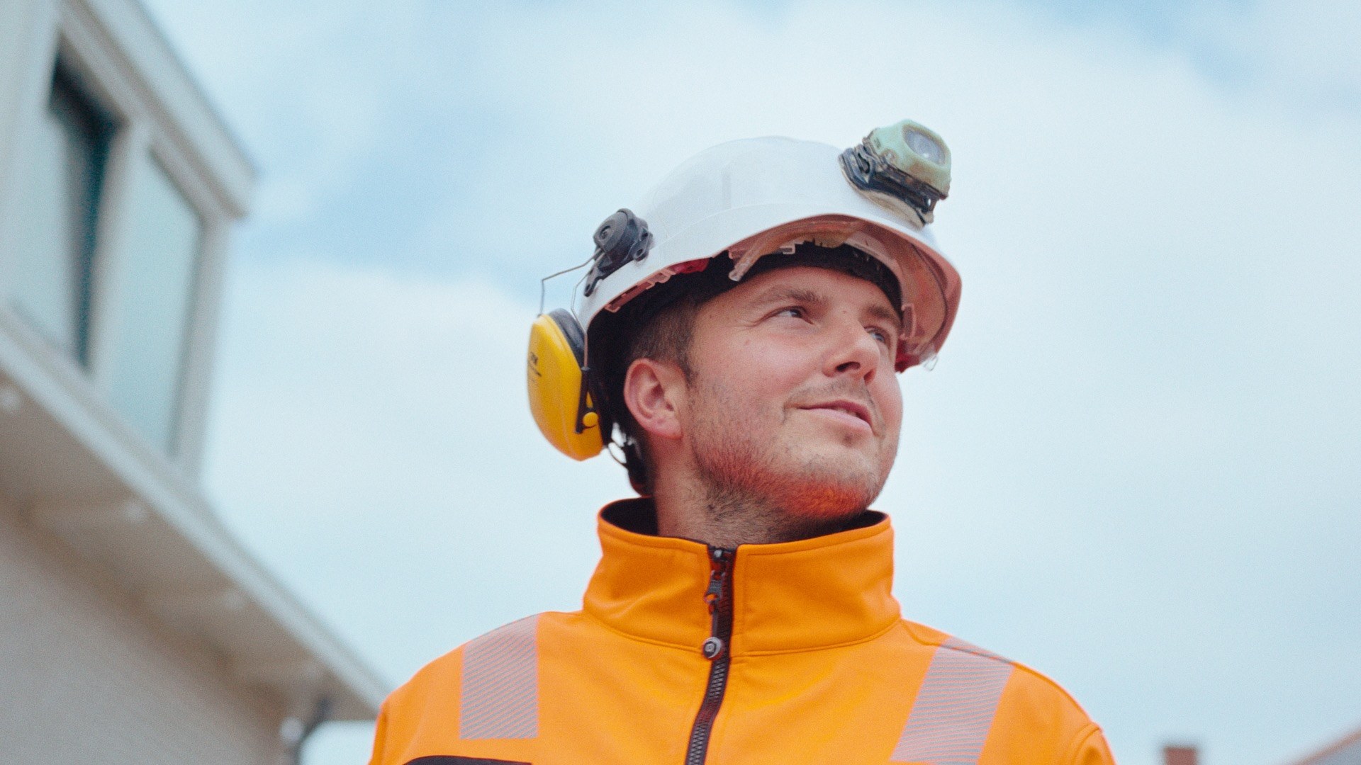 Een medewerker op de bouwplaats