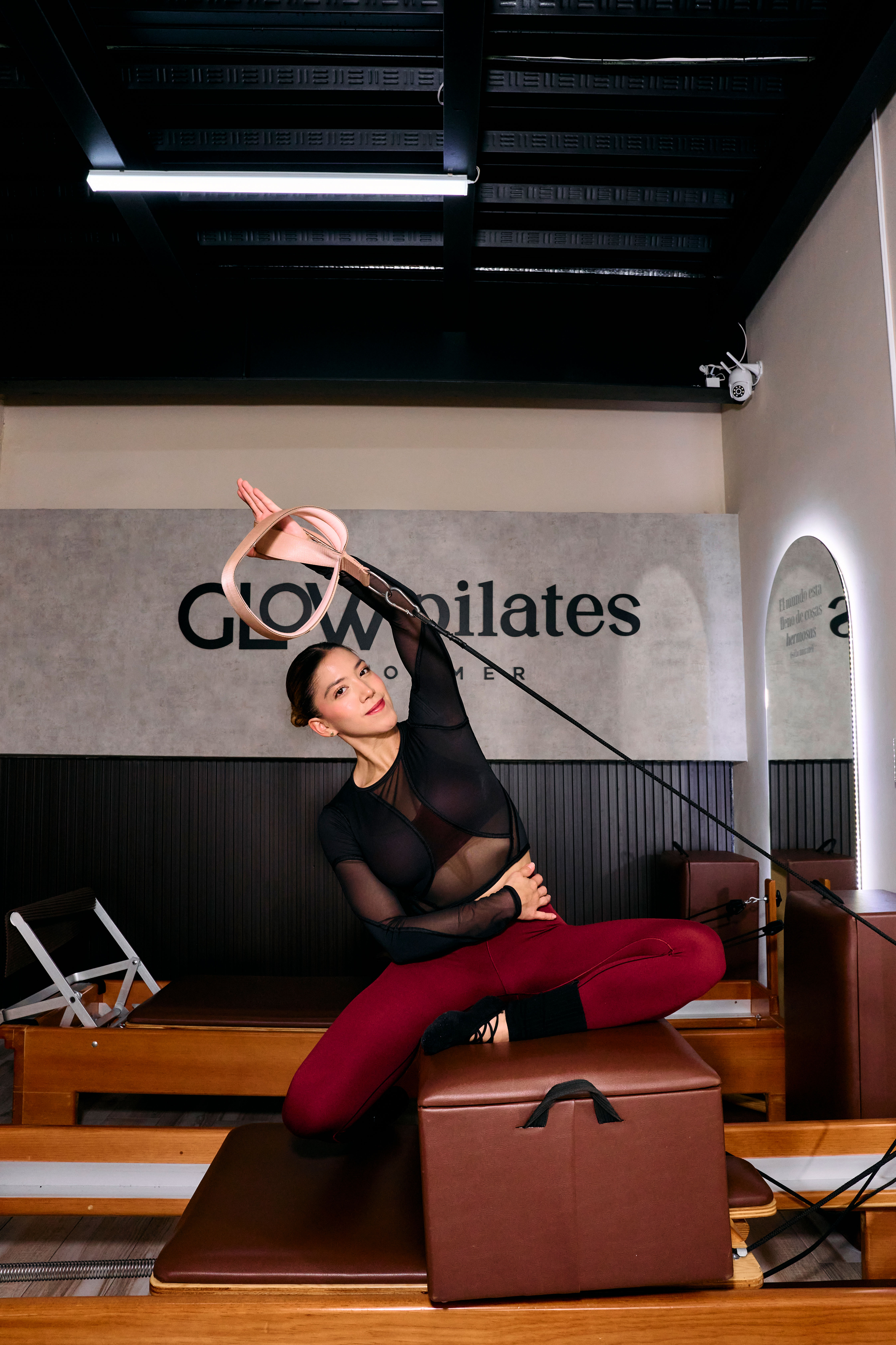 Mujer estirándose con una banda en un estudio de pilates