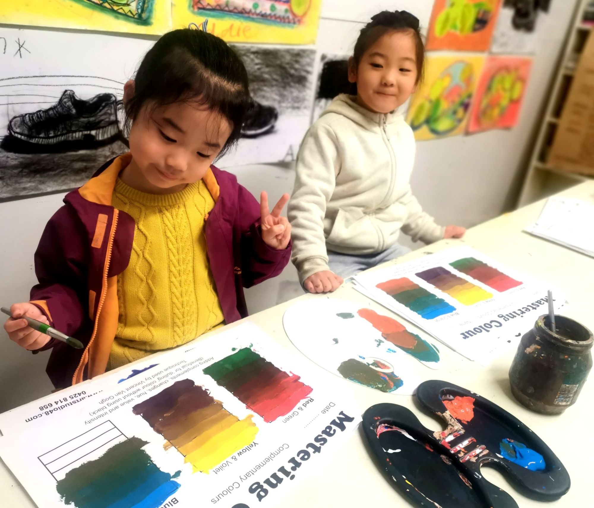 Students mixing colours during a class