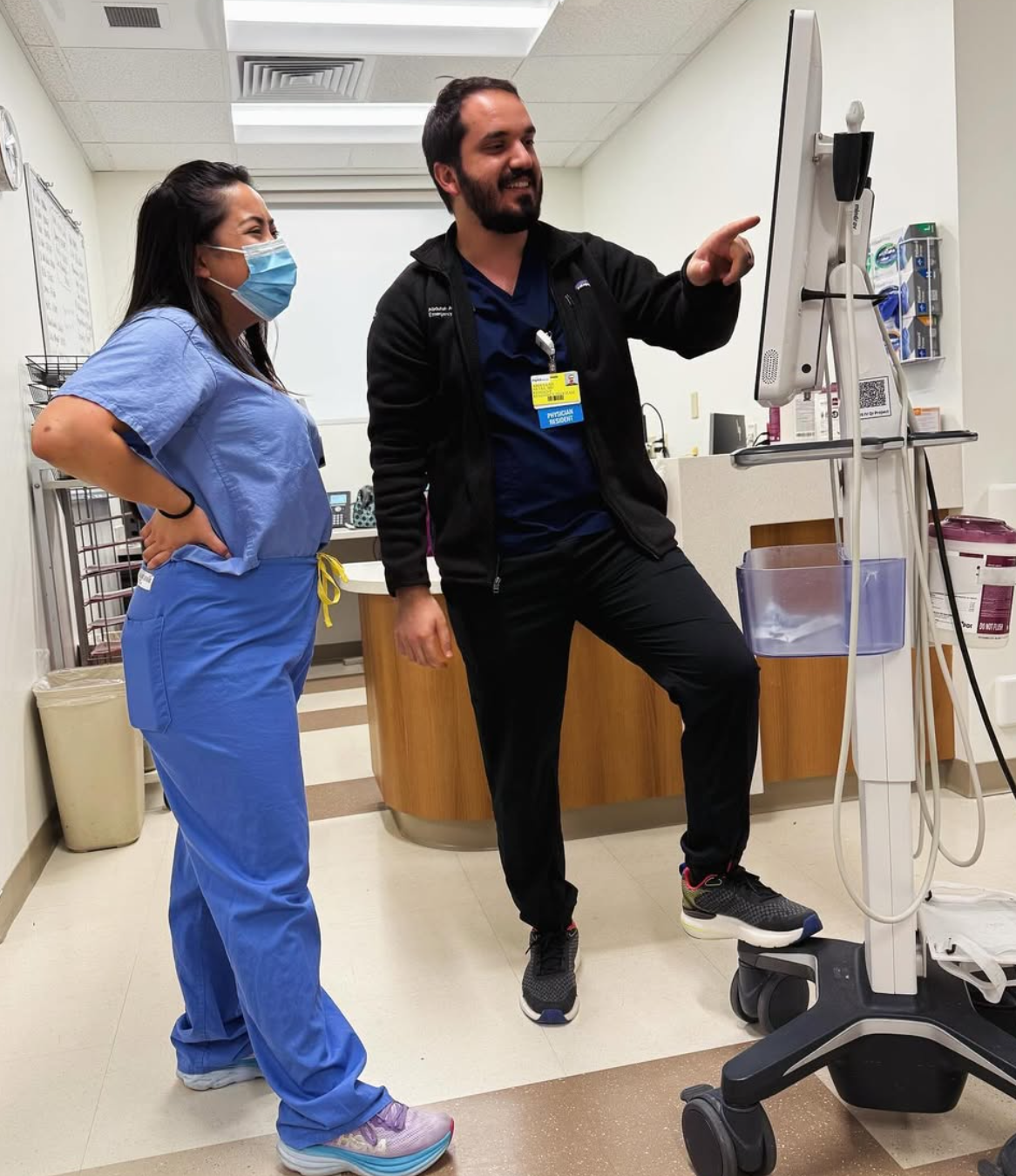 Ultrasound teaching with residents at the bedside